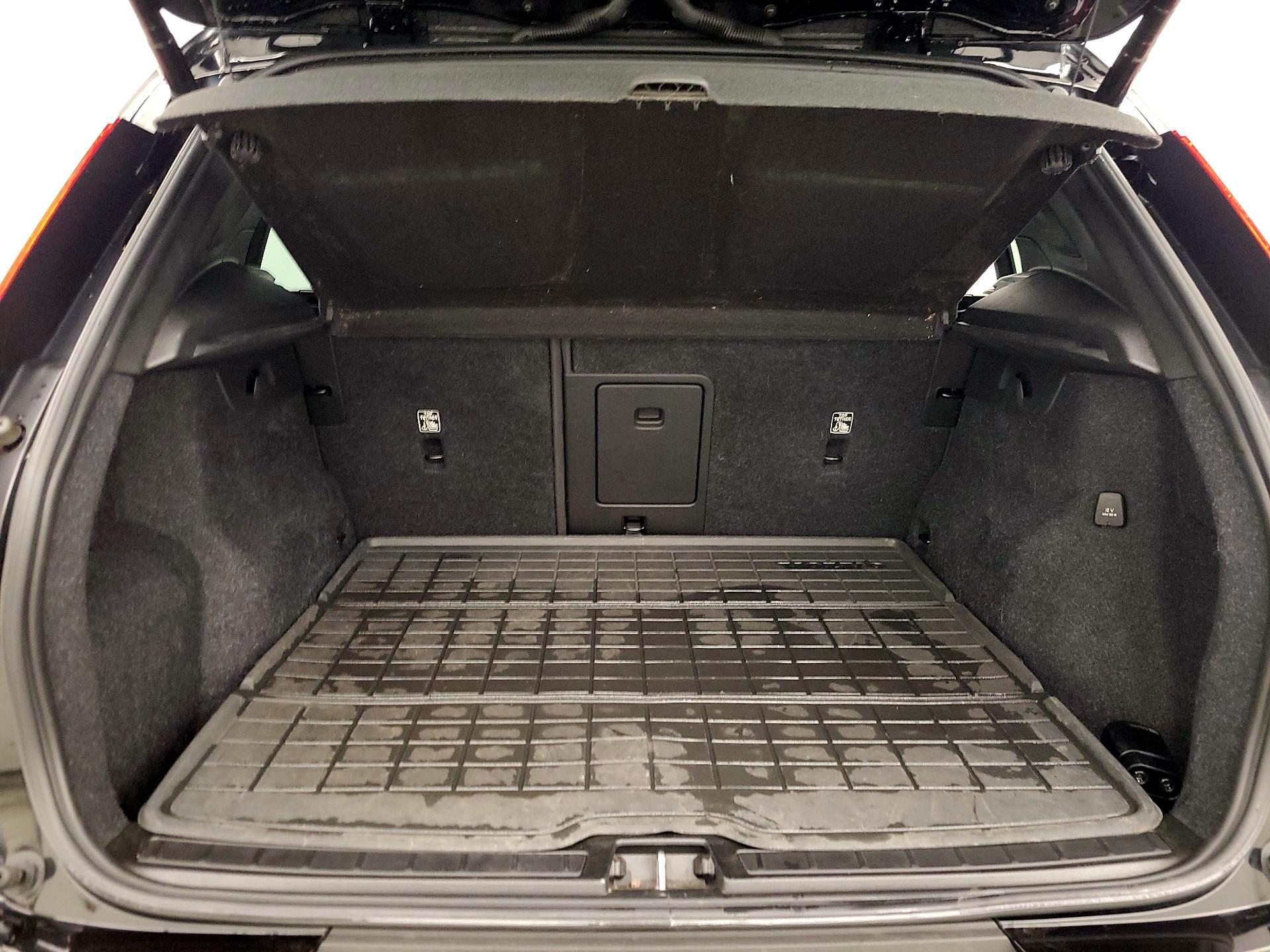 Thumbnail: 2021 Volvo XC40 - 20