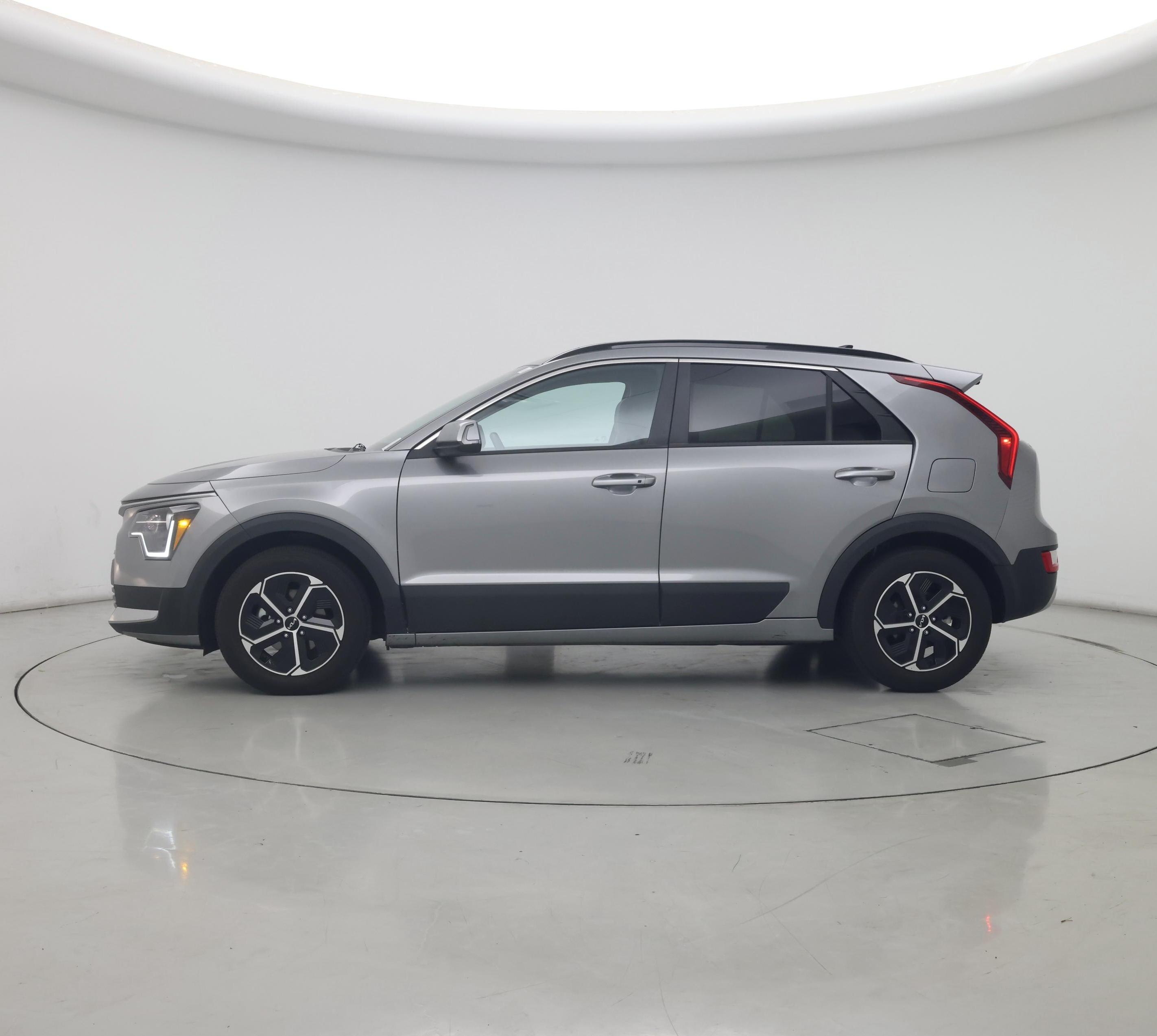 Thumbnail: 2023 Kia Niro - 3