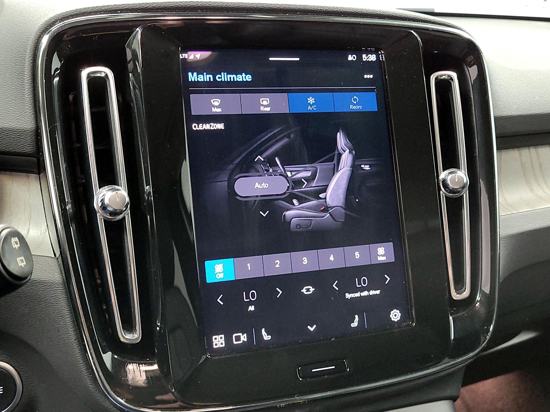 Thumbnail: 2024 Volvo XC40 - 16