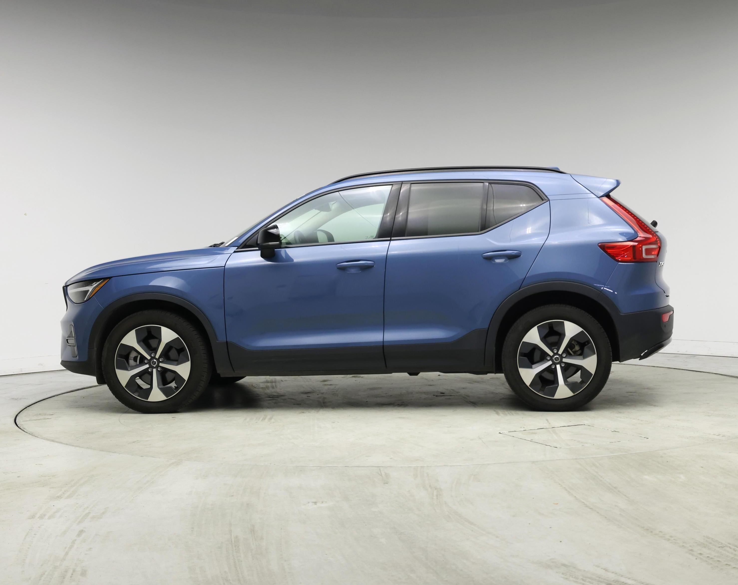 Thumbnail: 2024 Volvo XC40 - 3