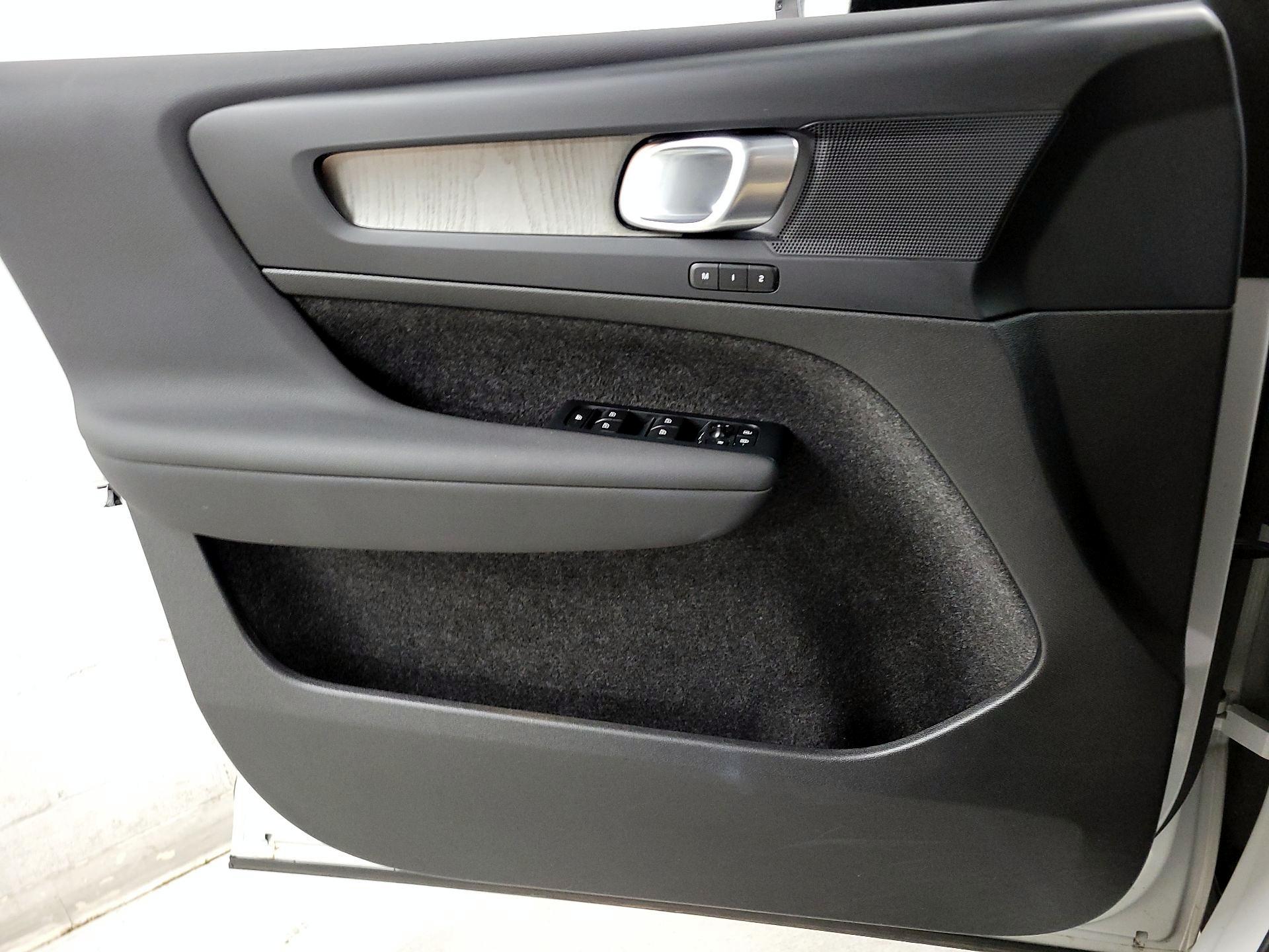 Thumbnail: 2024 Volvo XC40 - 12