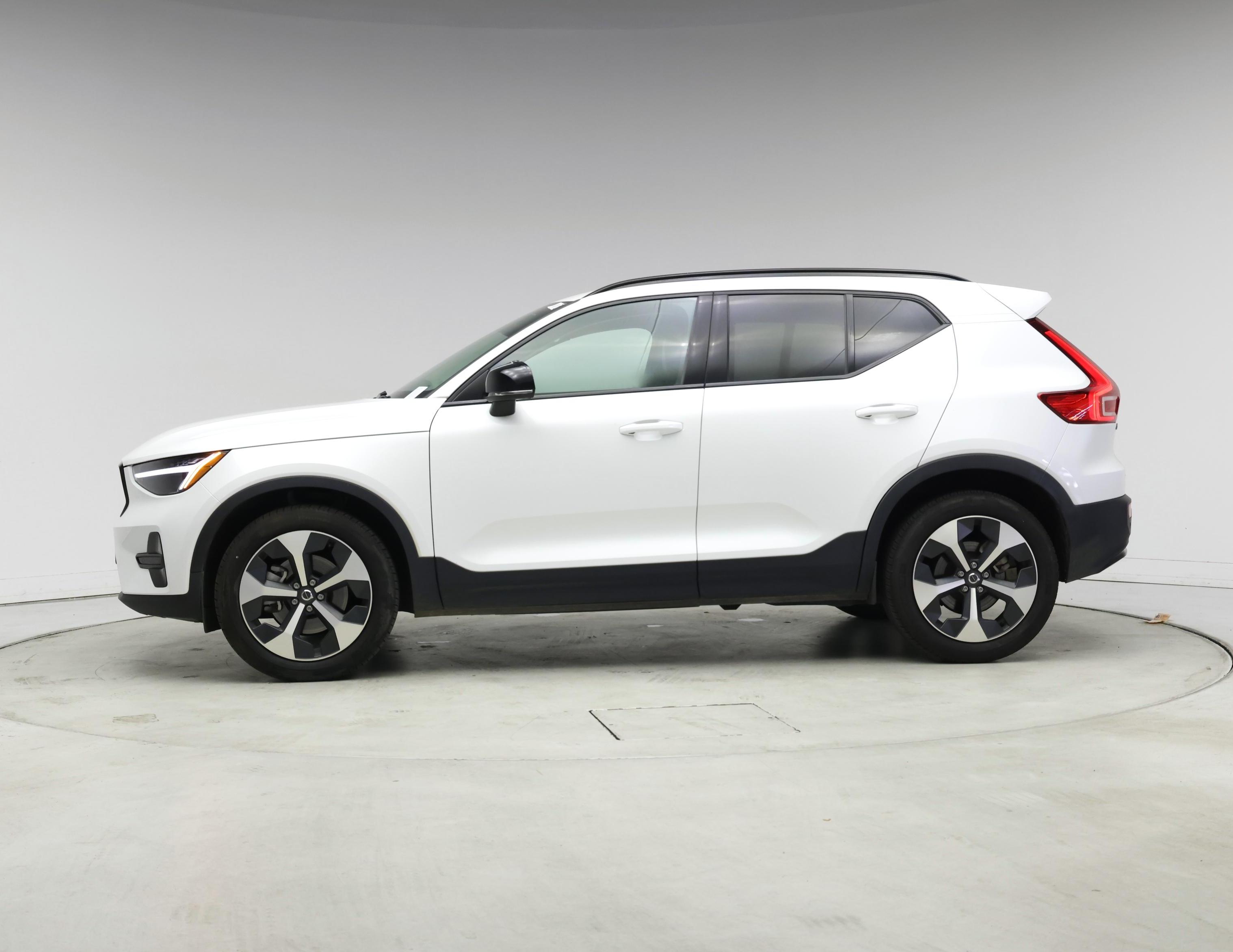 Thumbnail: 2024 Volvo XC40 - 3