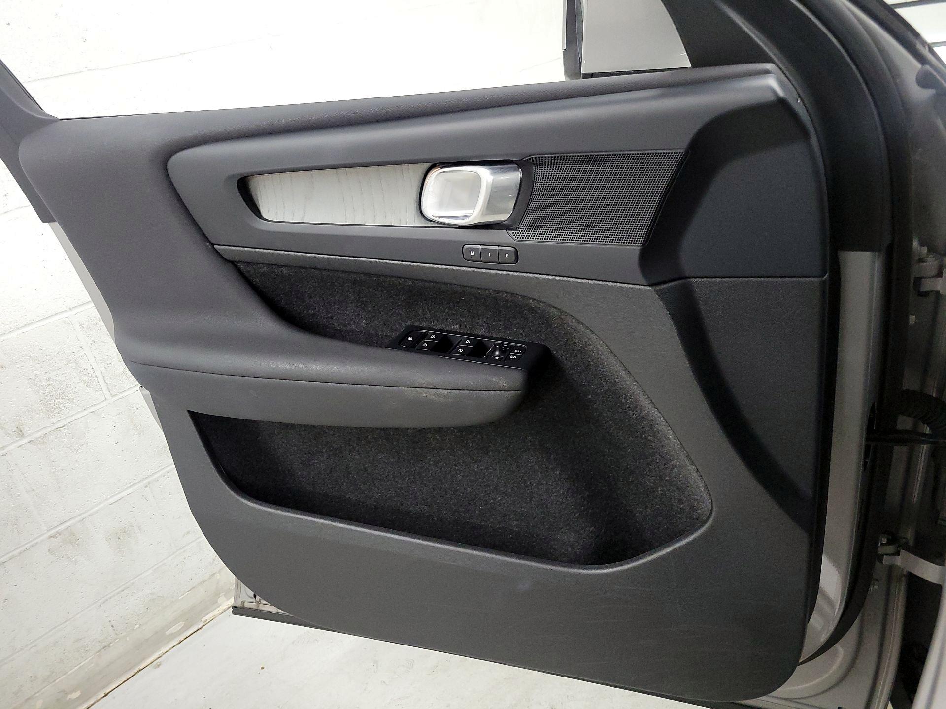 Thumbnail: 2024 Volvo XC40 - 10