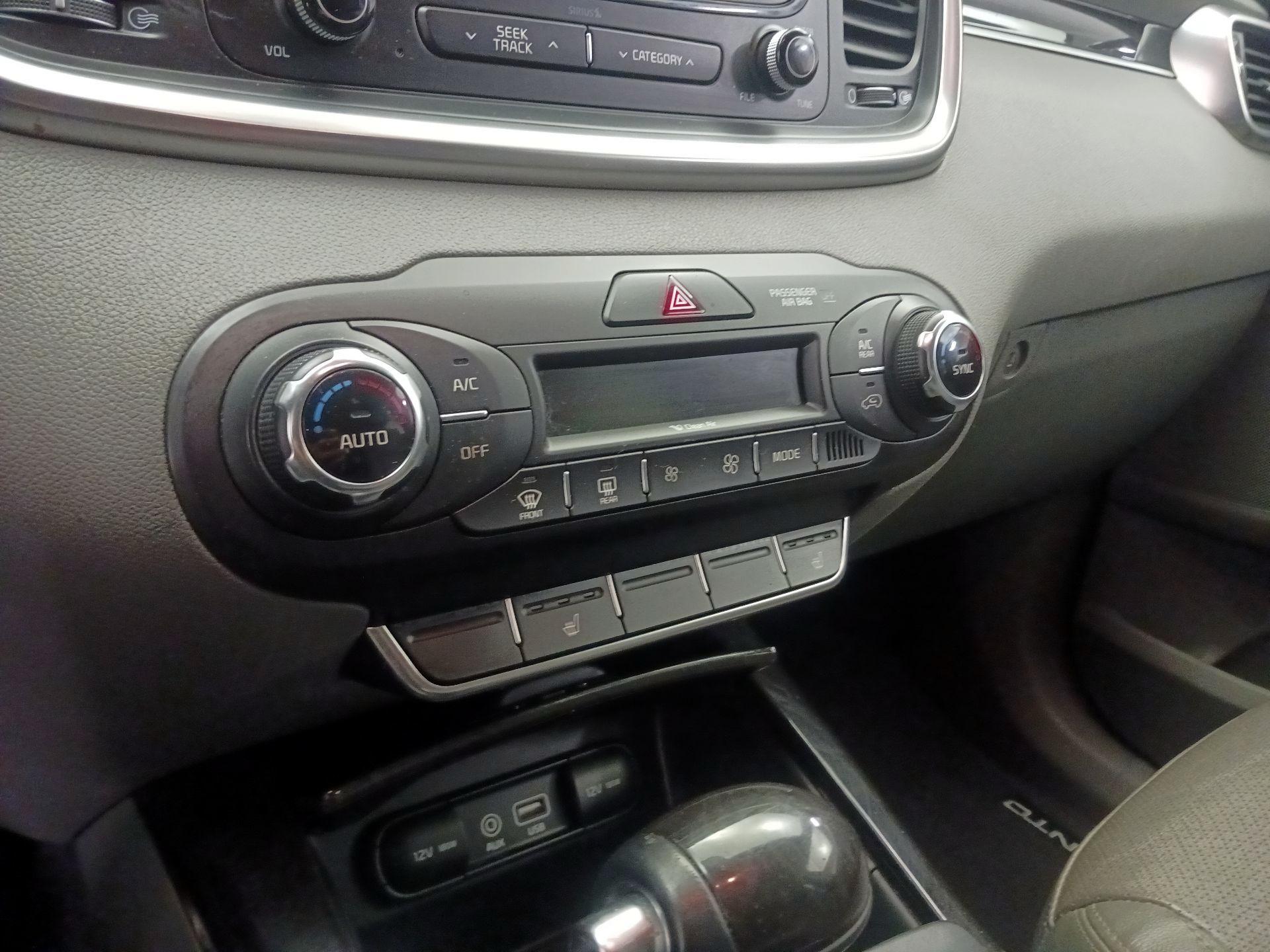 Thumbnail: 2016 Kia Sorento - 14