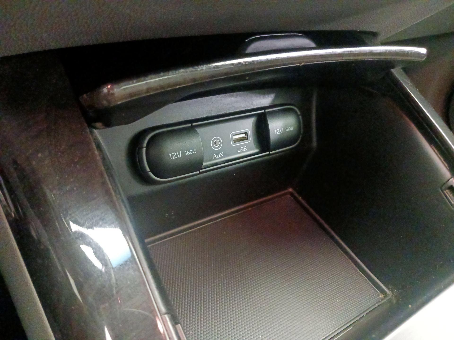 Thumbnail: 2016 Kia Sorento - 16