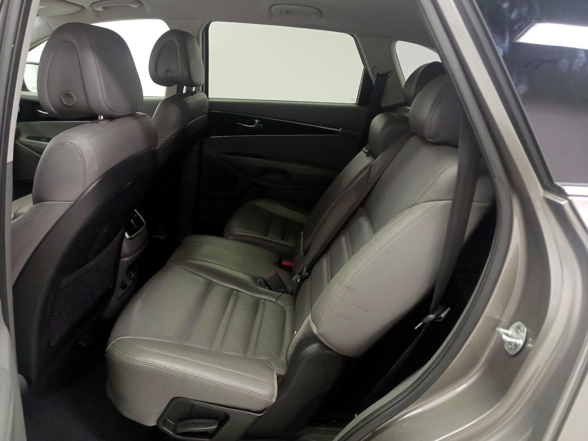 Thumbnail: 2016 Kia Sorento - 17