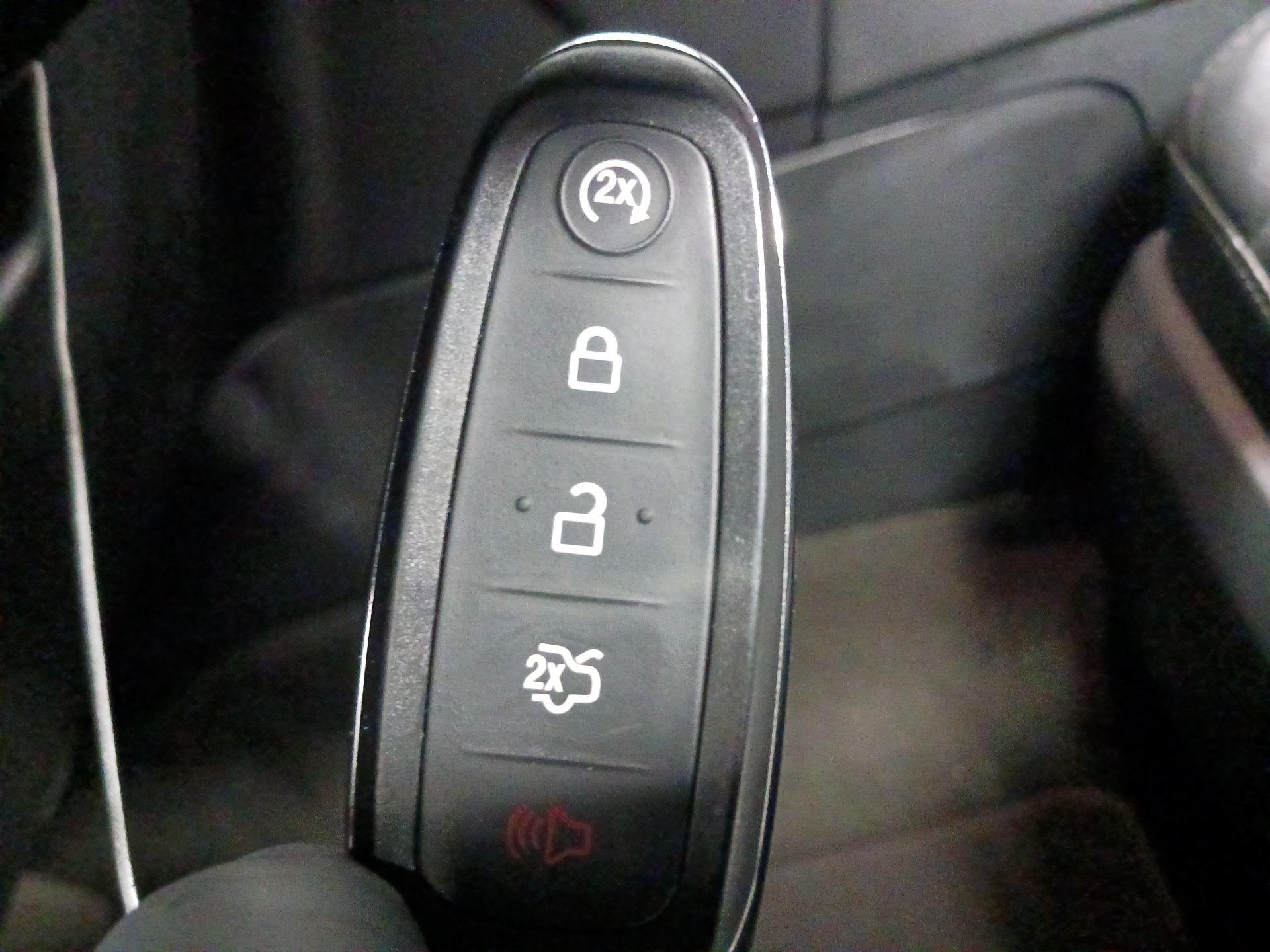 Thumbnail: 2016 Lincoln Navigator - 19