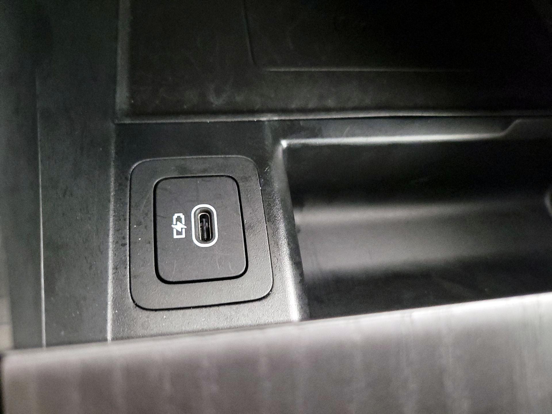 Thumbnail: 2024 Land Rover Range Rover Evoque - 18