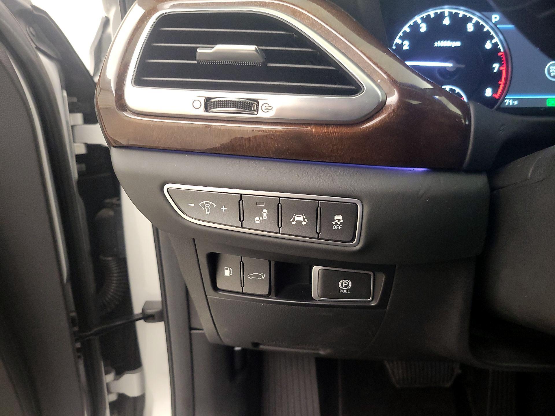 Thumbnail: 2017 Genesis G90 - 13