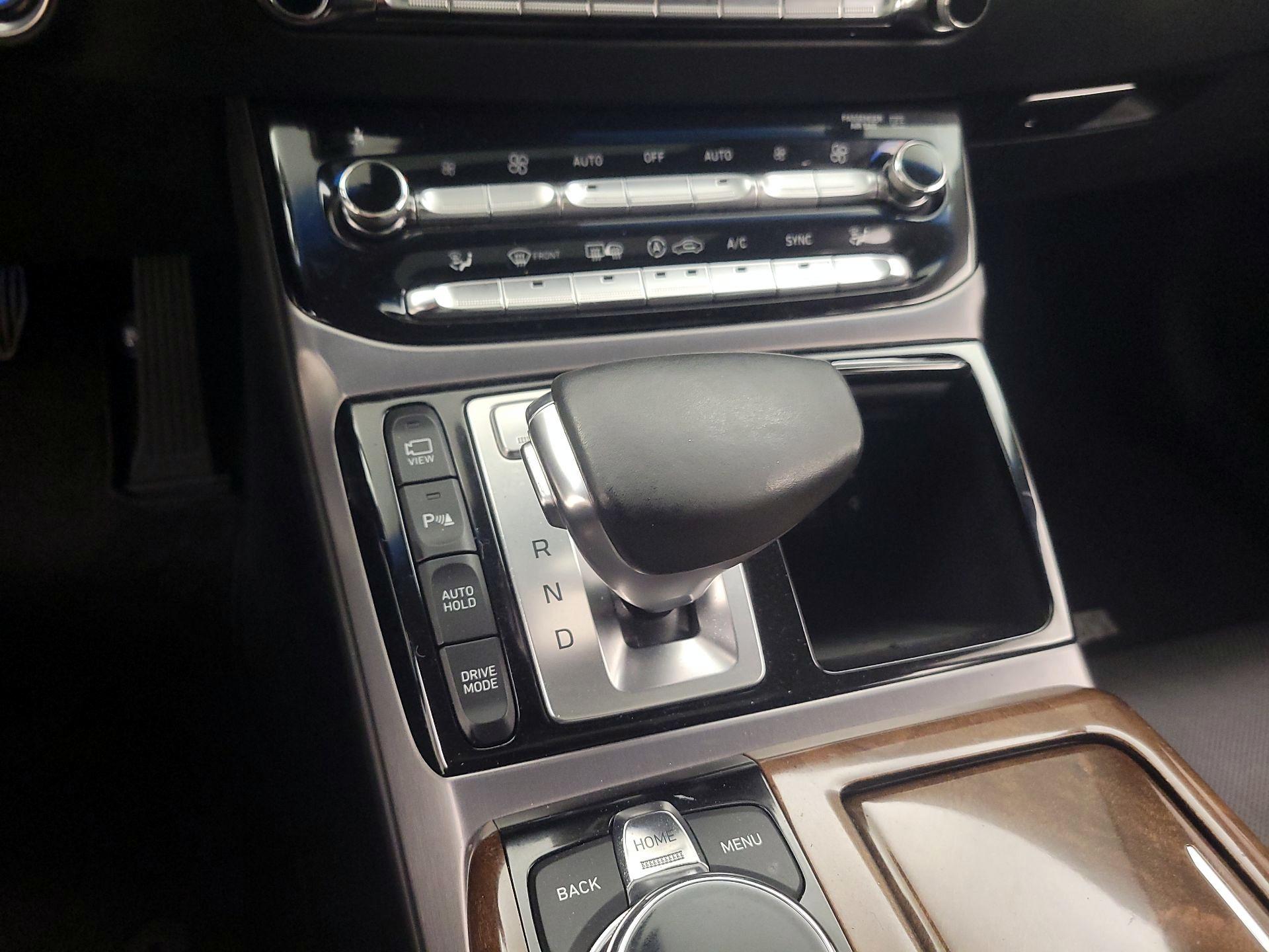 Thumbnail: 2017 Genesis G90 - 18