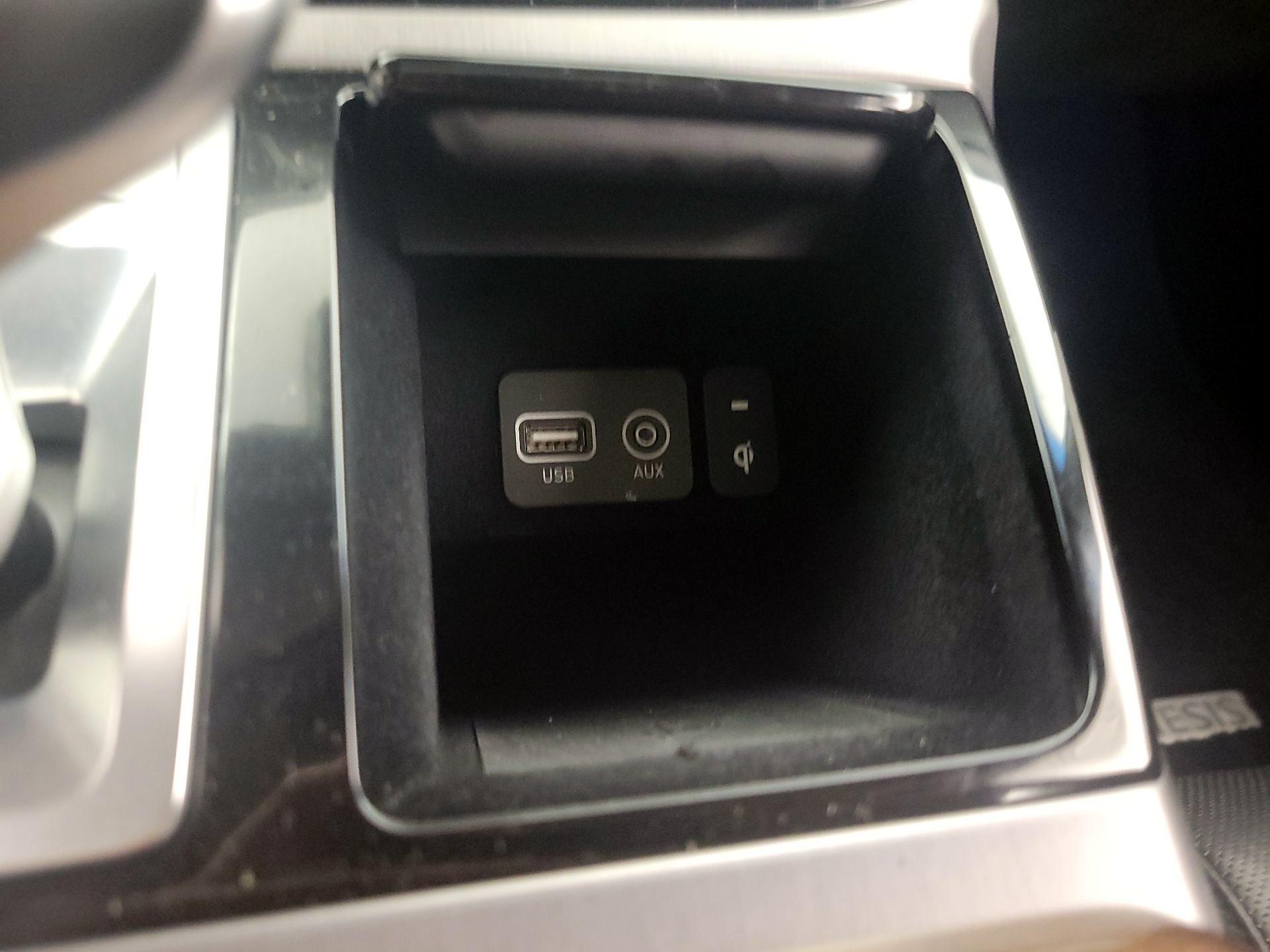 Thumbnail: 2017 Genesis G90 - 19