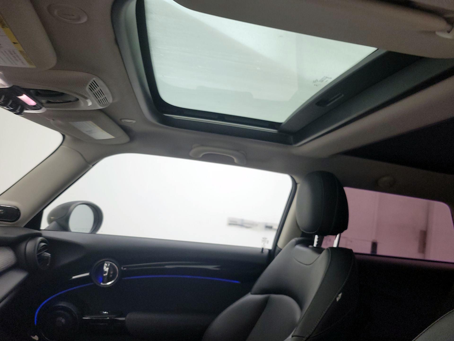 Thumbnail: 2016 MINI Cooper Hardtop - 18