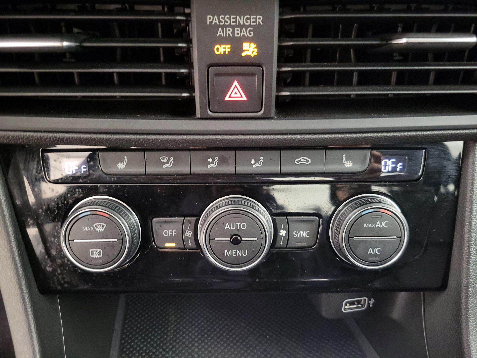 Thumbnail: 2019 Volkswagen Jetta - 16