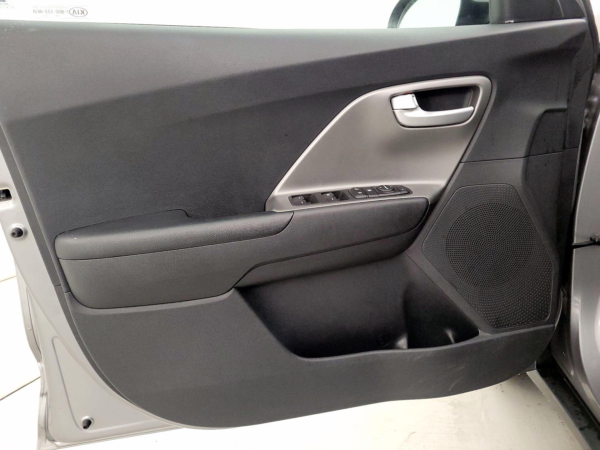 Thumbnail: 2022 Kia Niro - 12