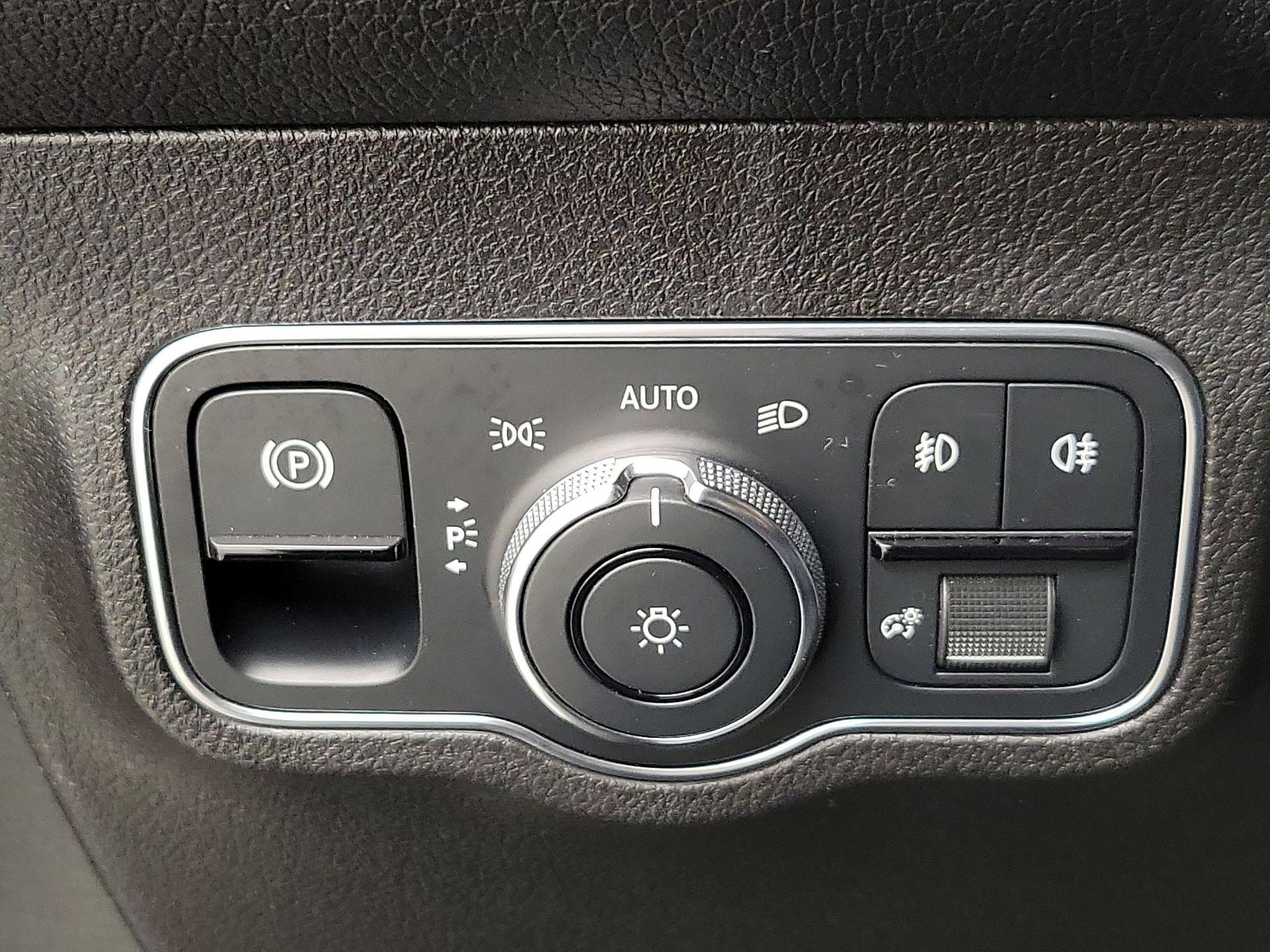 Thumbnail: 2021 Mercedes-Benz GLB - 13