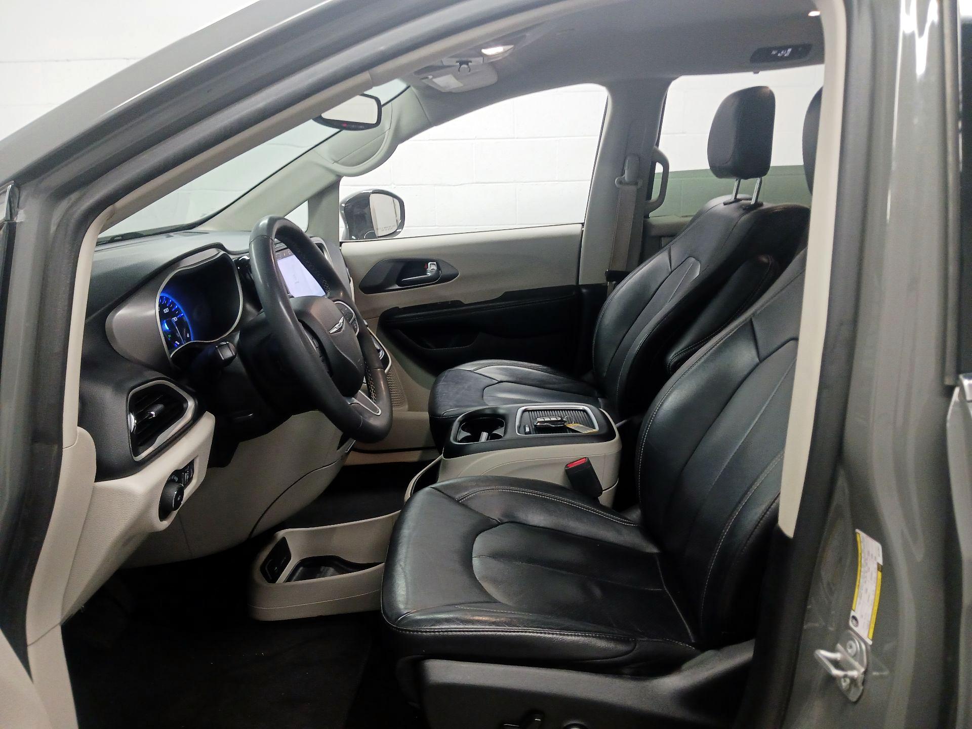 Thumbnail: 2022 Chrysler Pacifica - 9