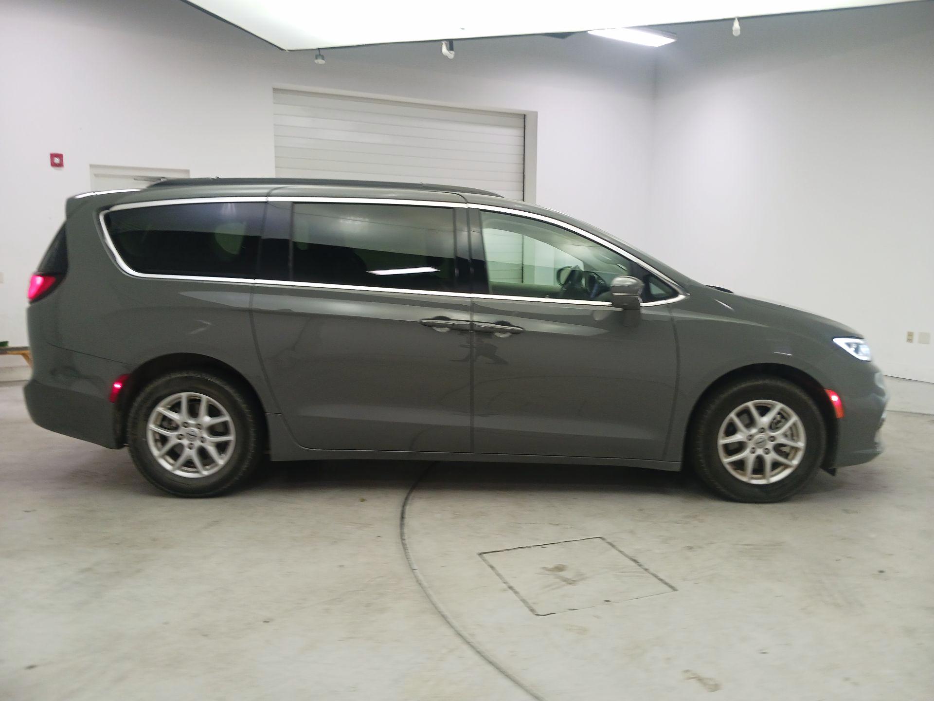 Thumbnail: 2022 Chrysler Pacifica - 4