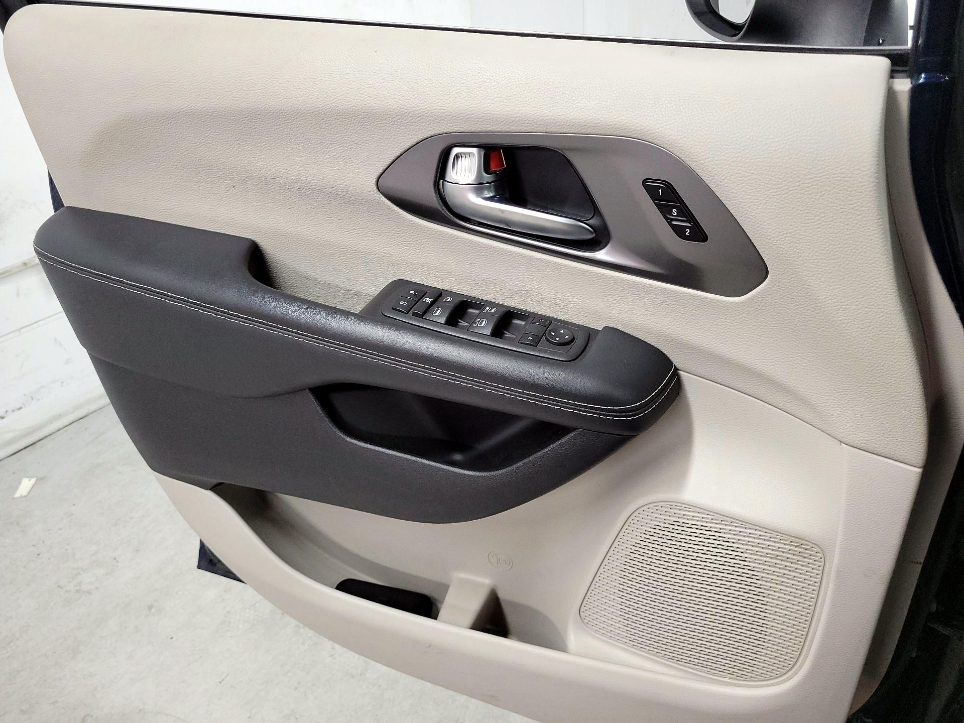 Thumbnail: 2023 Chrysler Pacifica - 12