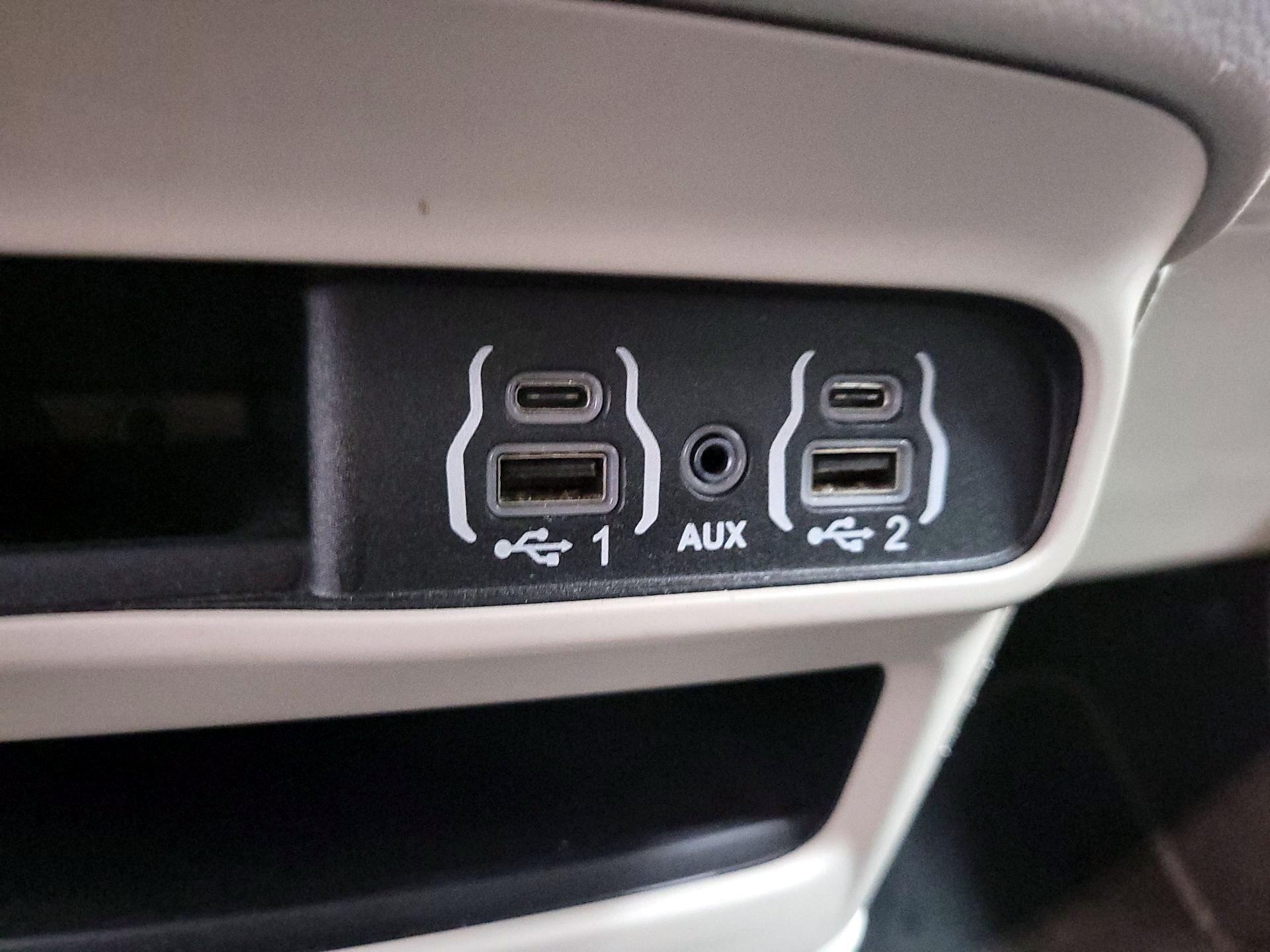 Thumbnail: 2023 Chrysler Pacifica - 18