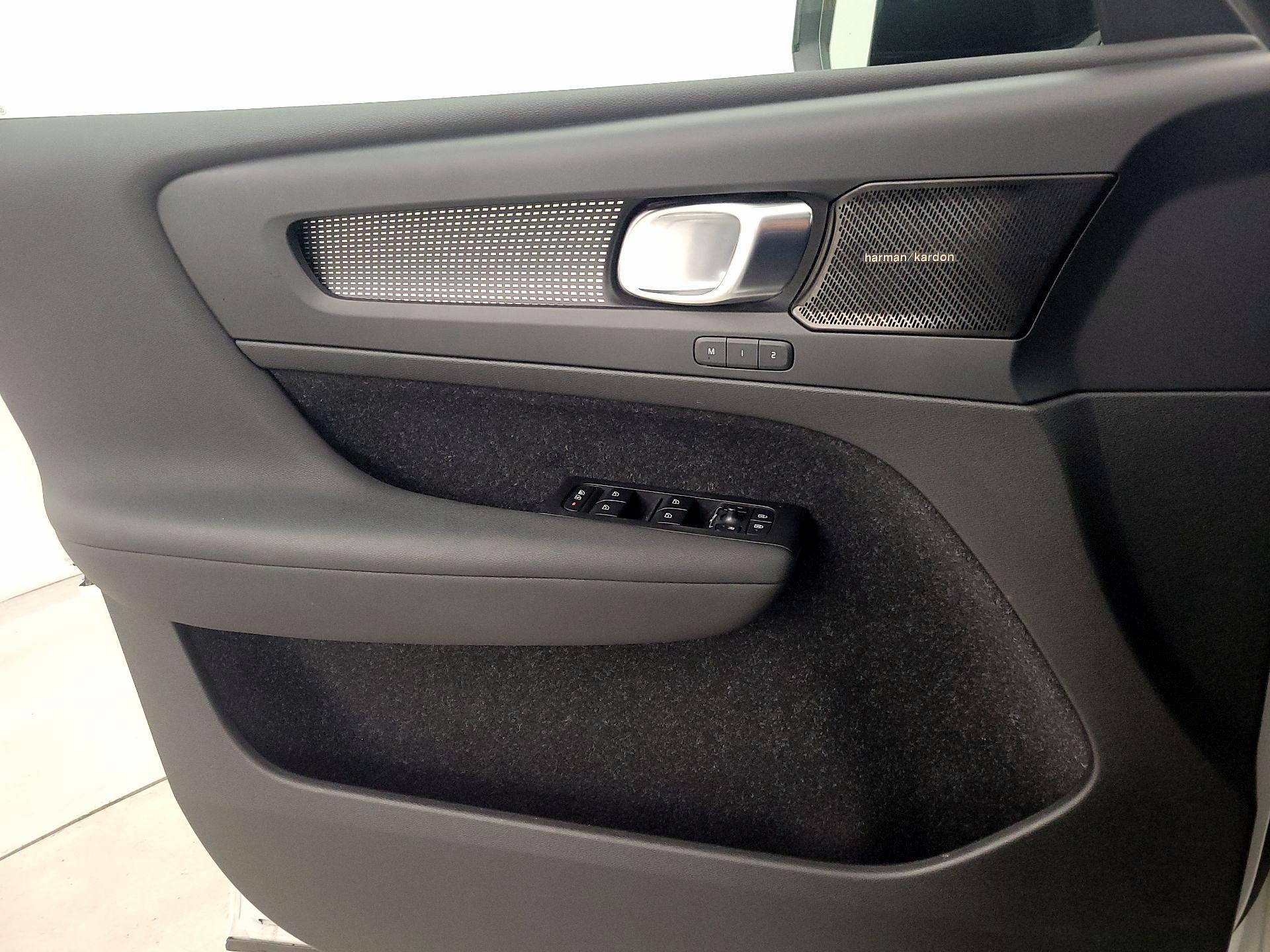 Thumbnail: 2021 Volvo XC40 - 12