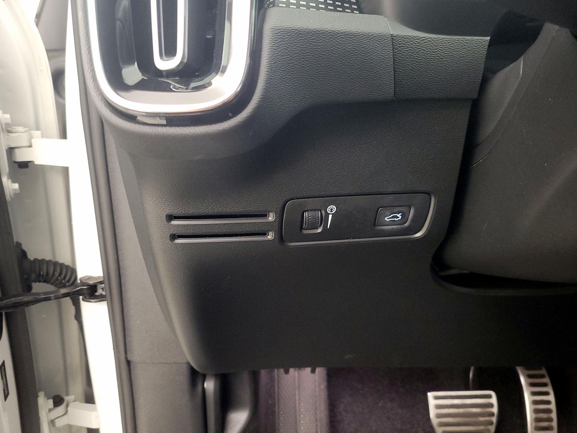 Thumbnail: 2021 Volvo XC40 - 13