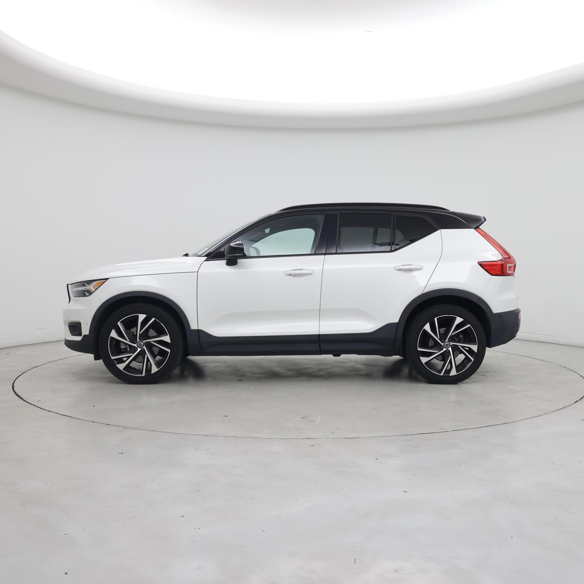 Thumbnail: 2021 Volvo XC40 - 3