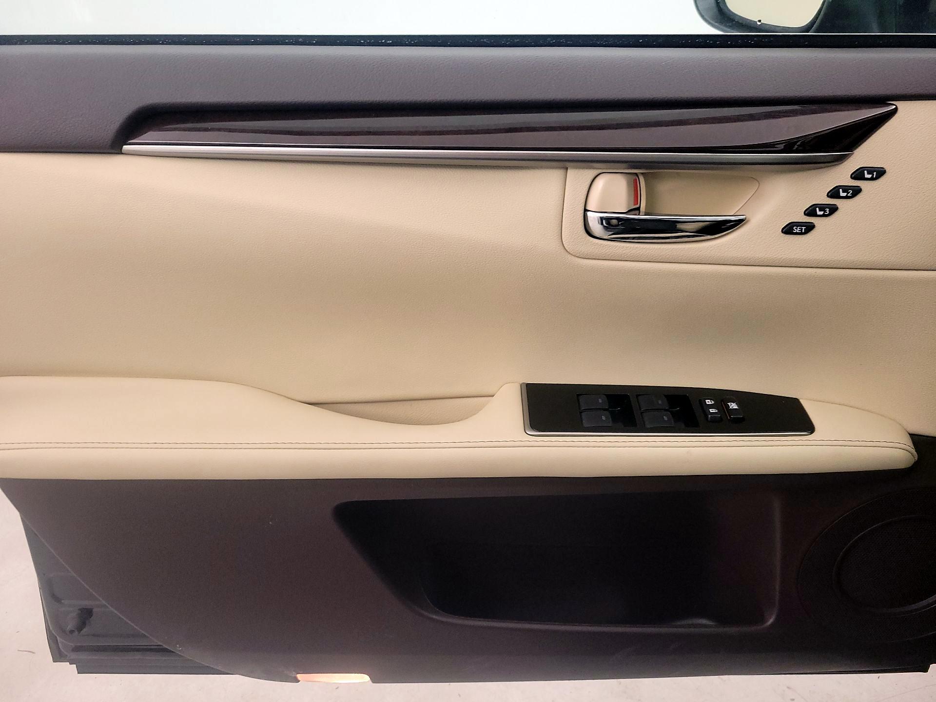 Thumbnail: 2018 Lexus ES - 12