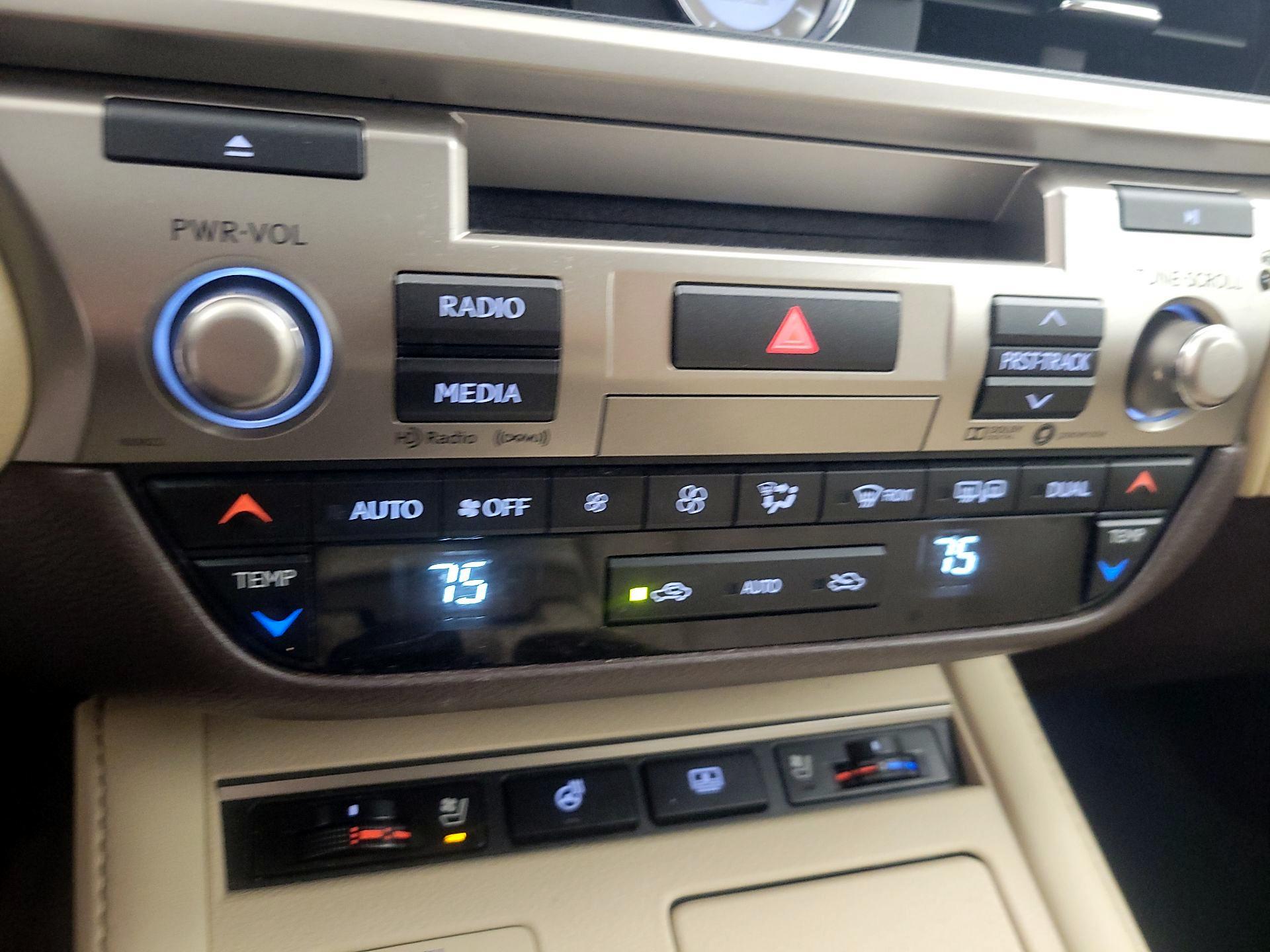 Thumbnail: 2018 Lexus ES - 16