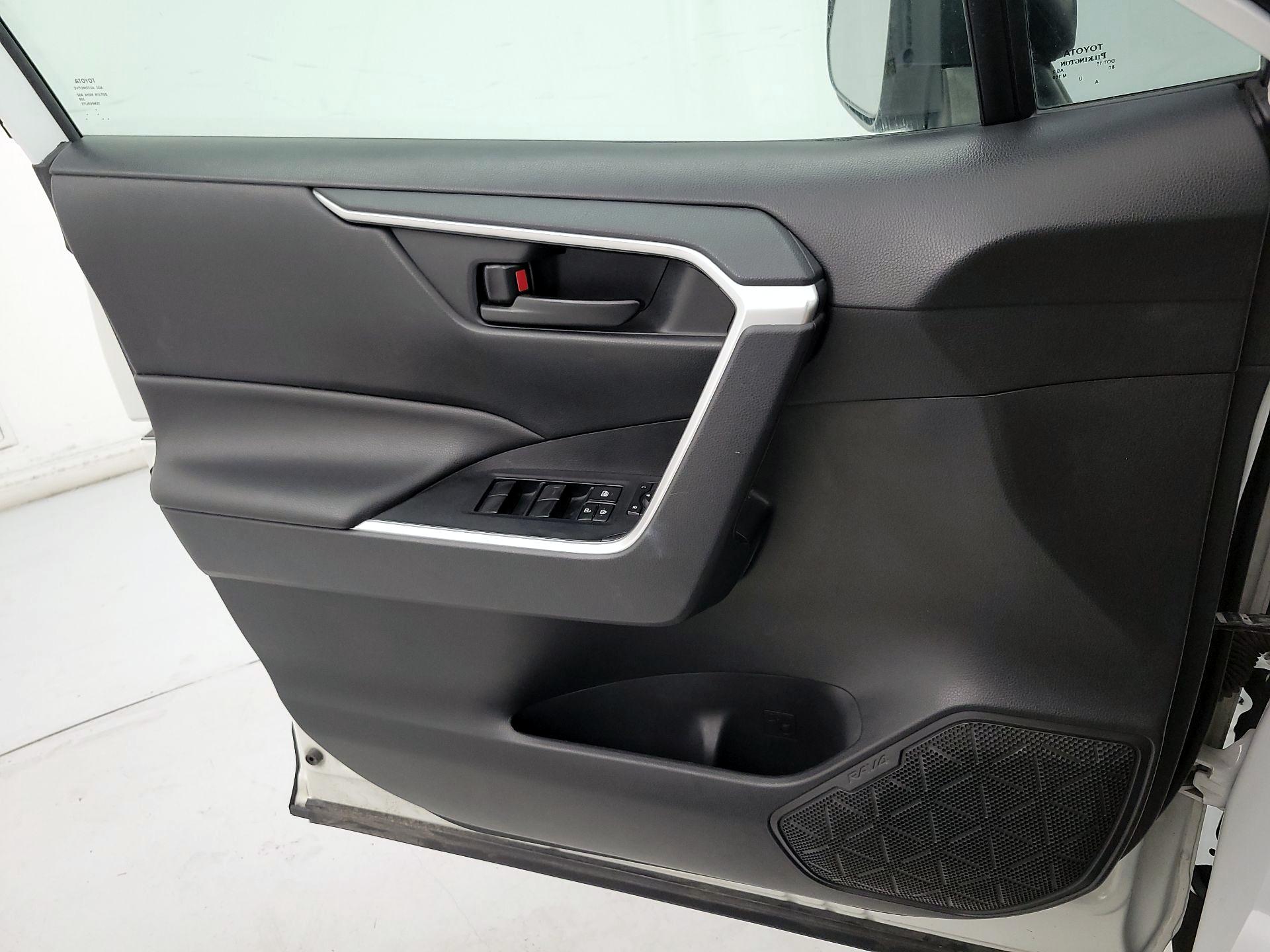 Thumbnail: 2019 Toyota RAV4 - 12