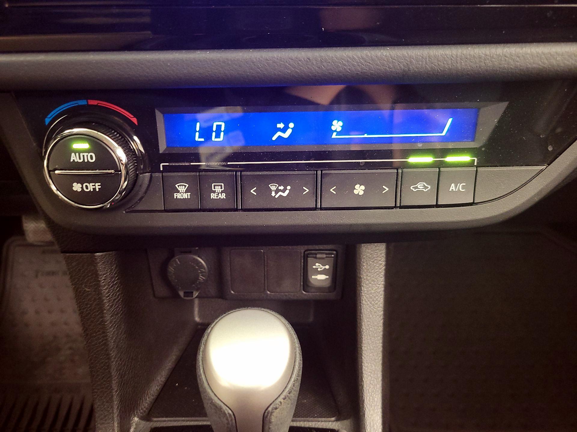 Thumbnail: 2015 Toyota Corolla - 16