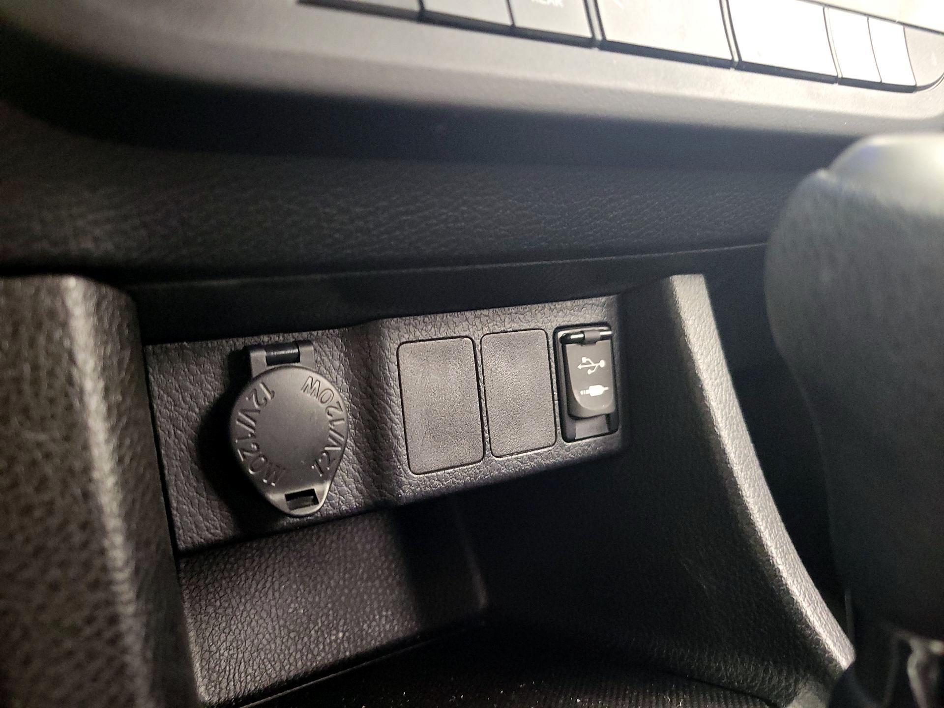 Thumbnail: 2015 Toyota Corolla - 18