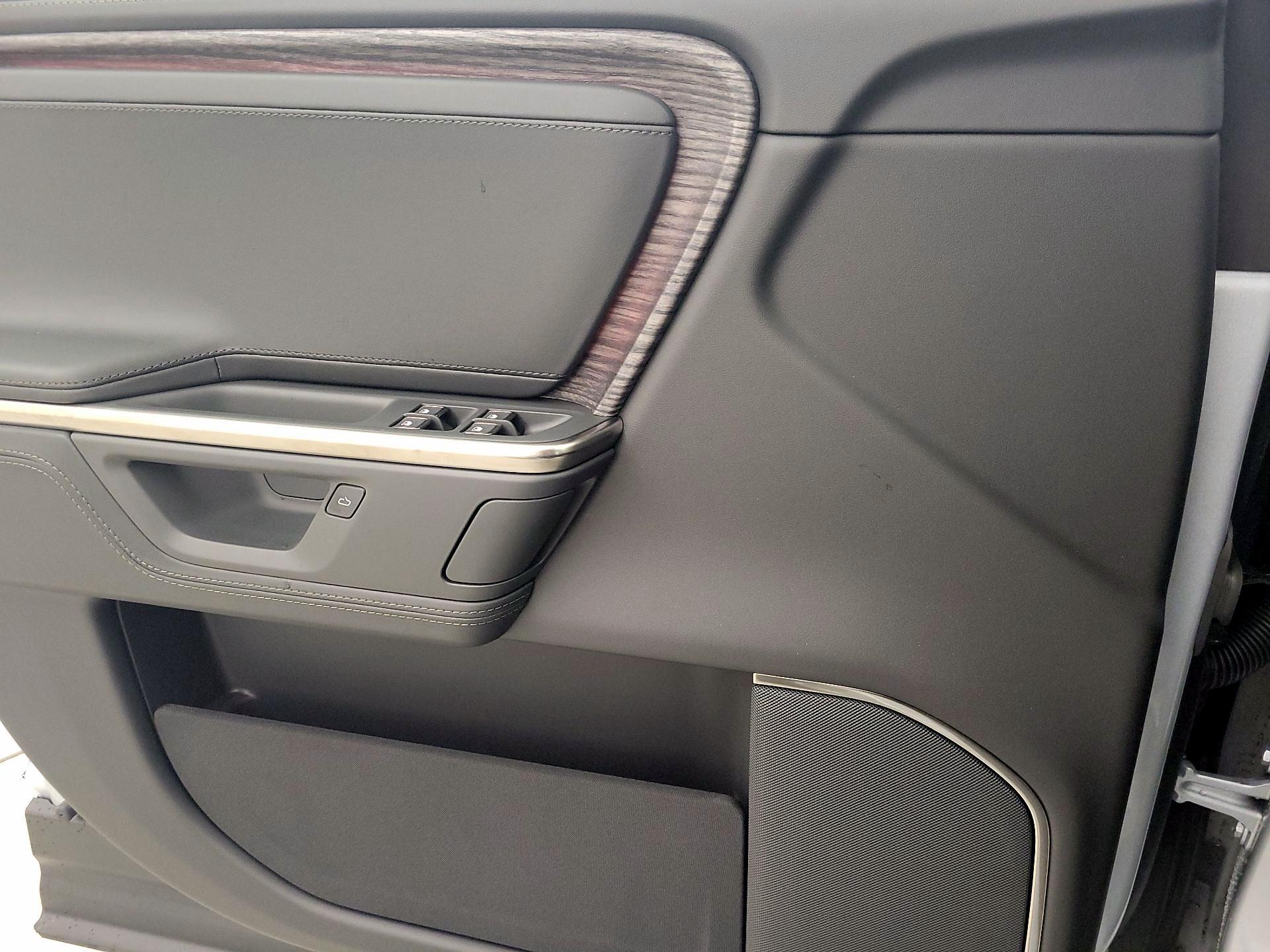 Thumbnail: 2026 Rivian R1S - 12