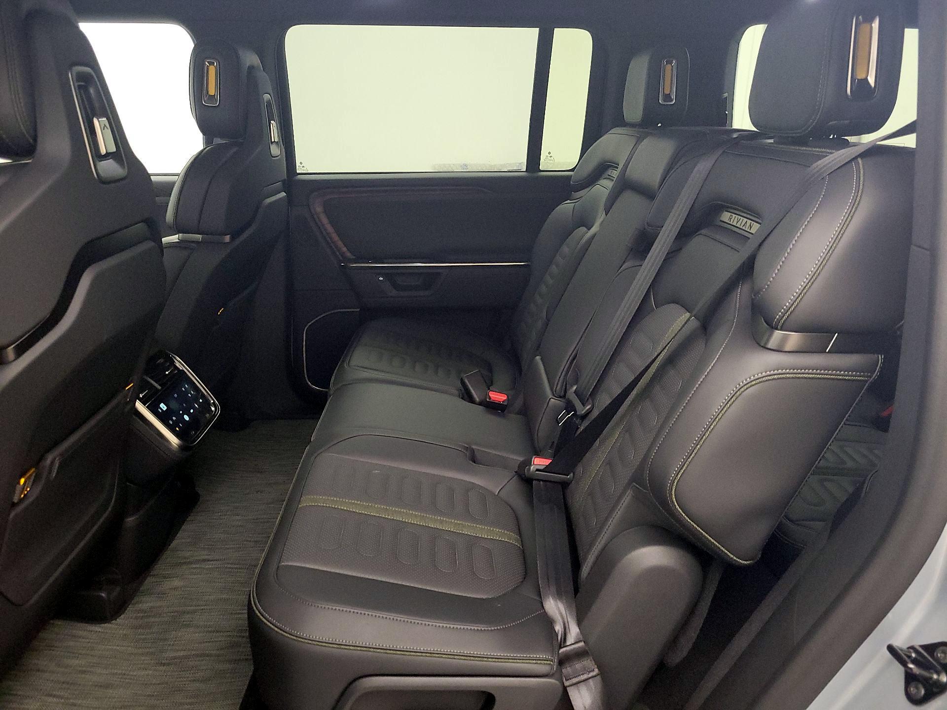 Thumbnail: 2026 Rivian R1S - 17