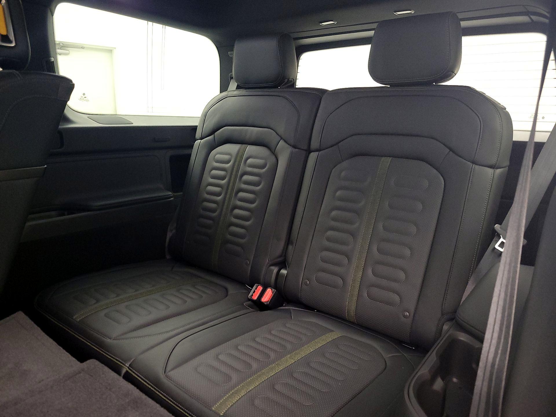 Thumbnail: 2026 Rivian R1S - 18