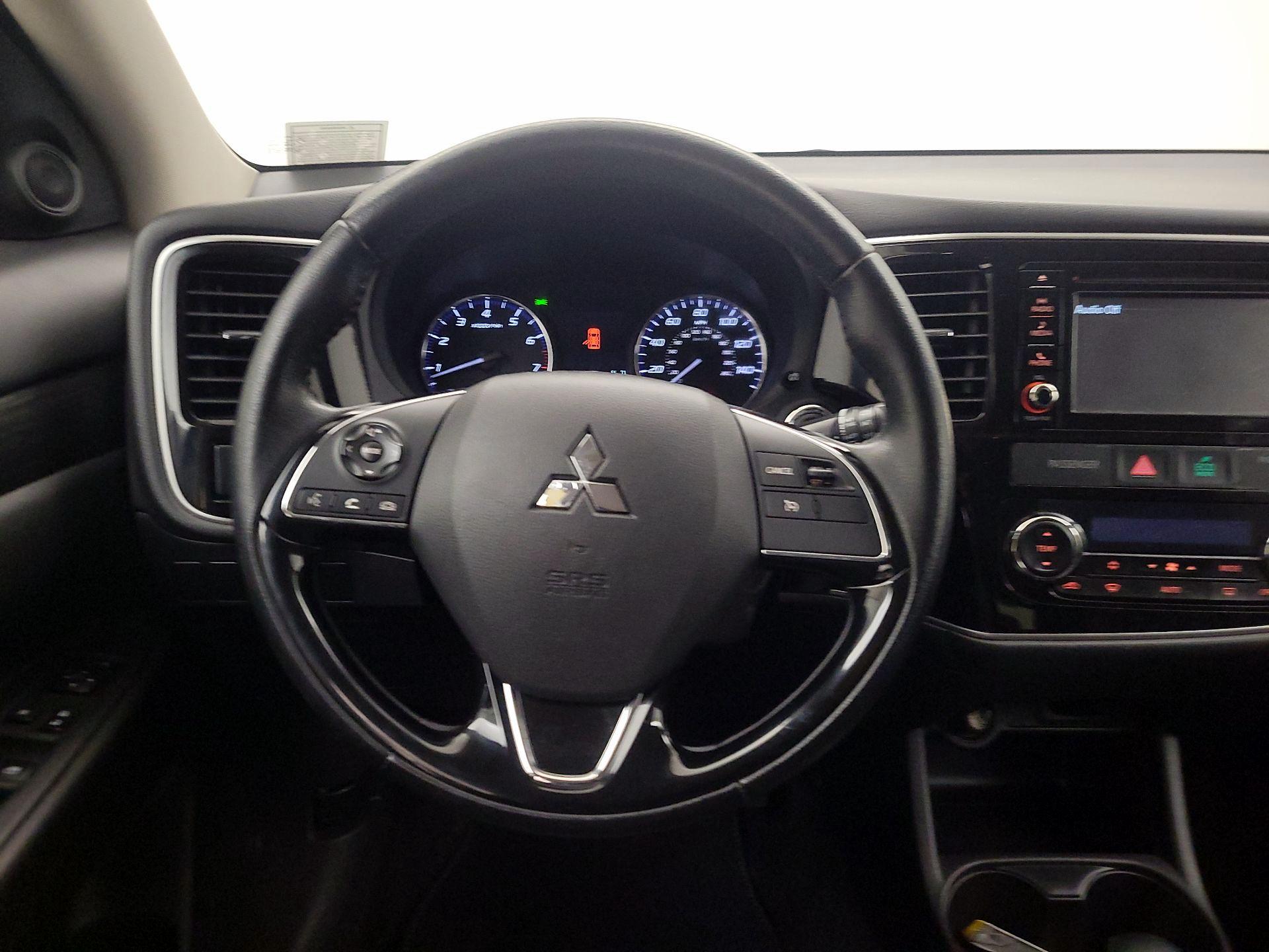 Thumbnail: 2016 Mitsubishi Outlander - 10