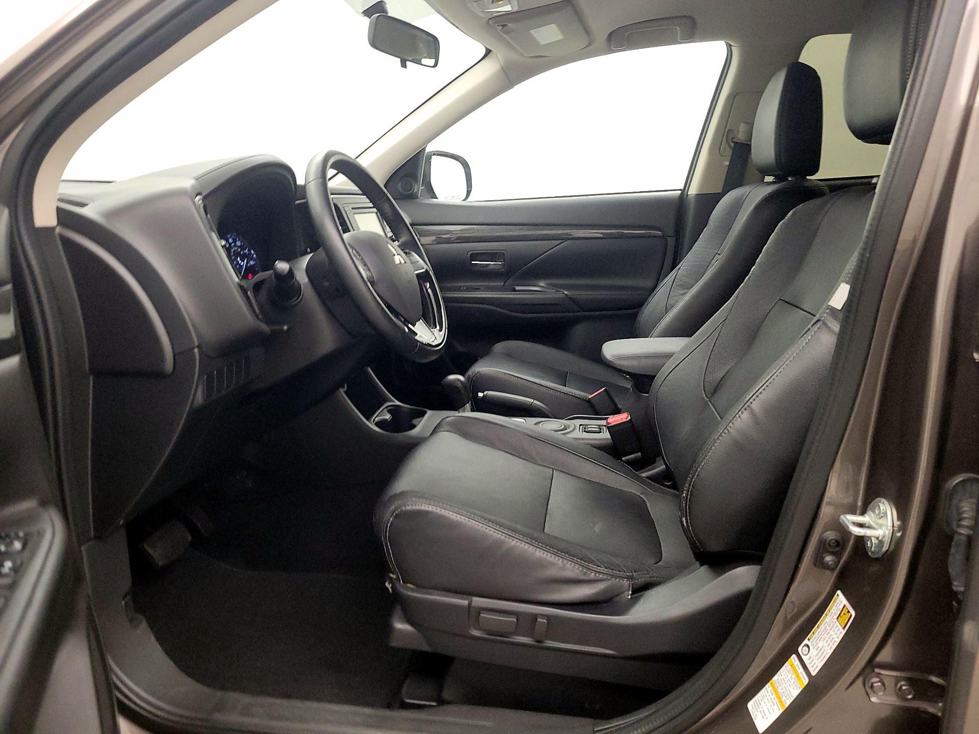 Thumbnail: 2016 Mitsubishi Outlander - 11