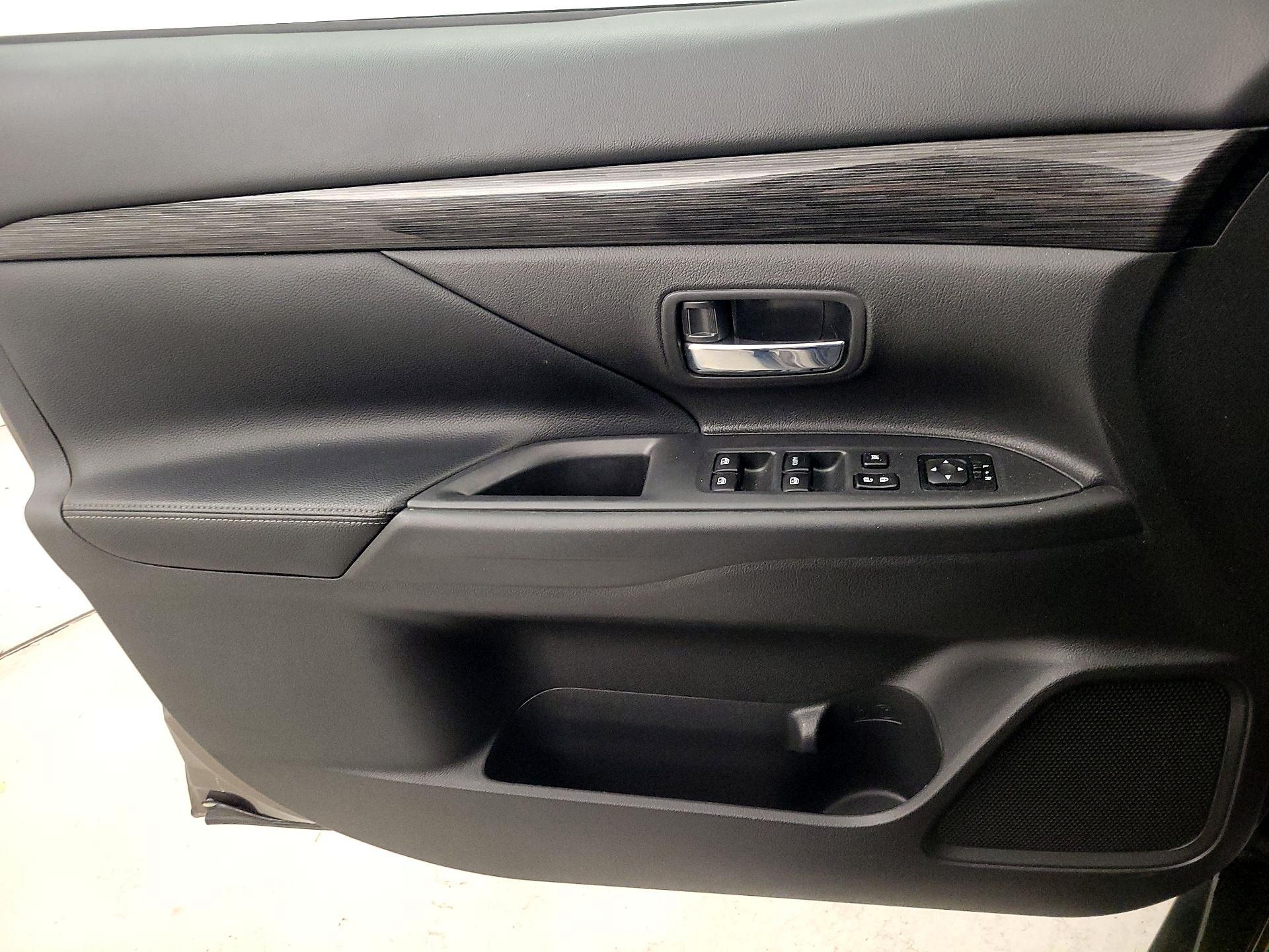 Thumbnail: 2016 Mitsubishi Outlander - 12