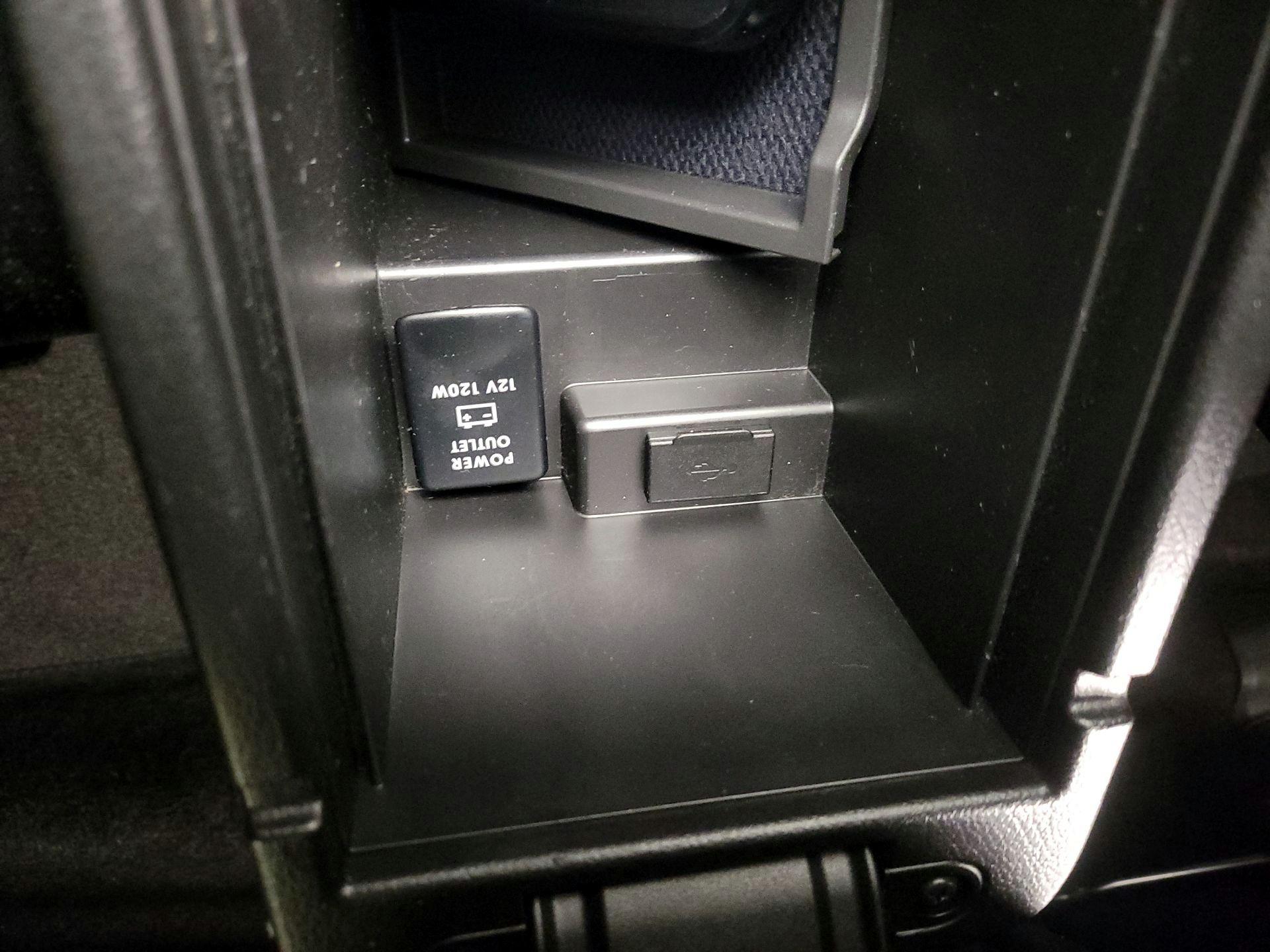 Thumbnail: 2016 Mitsubishi Outlander - 18