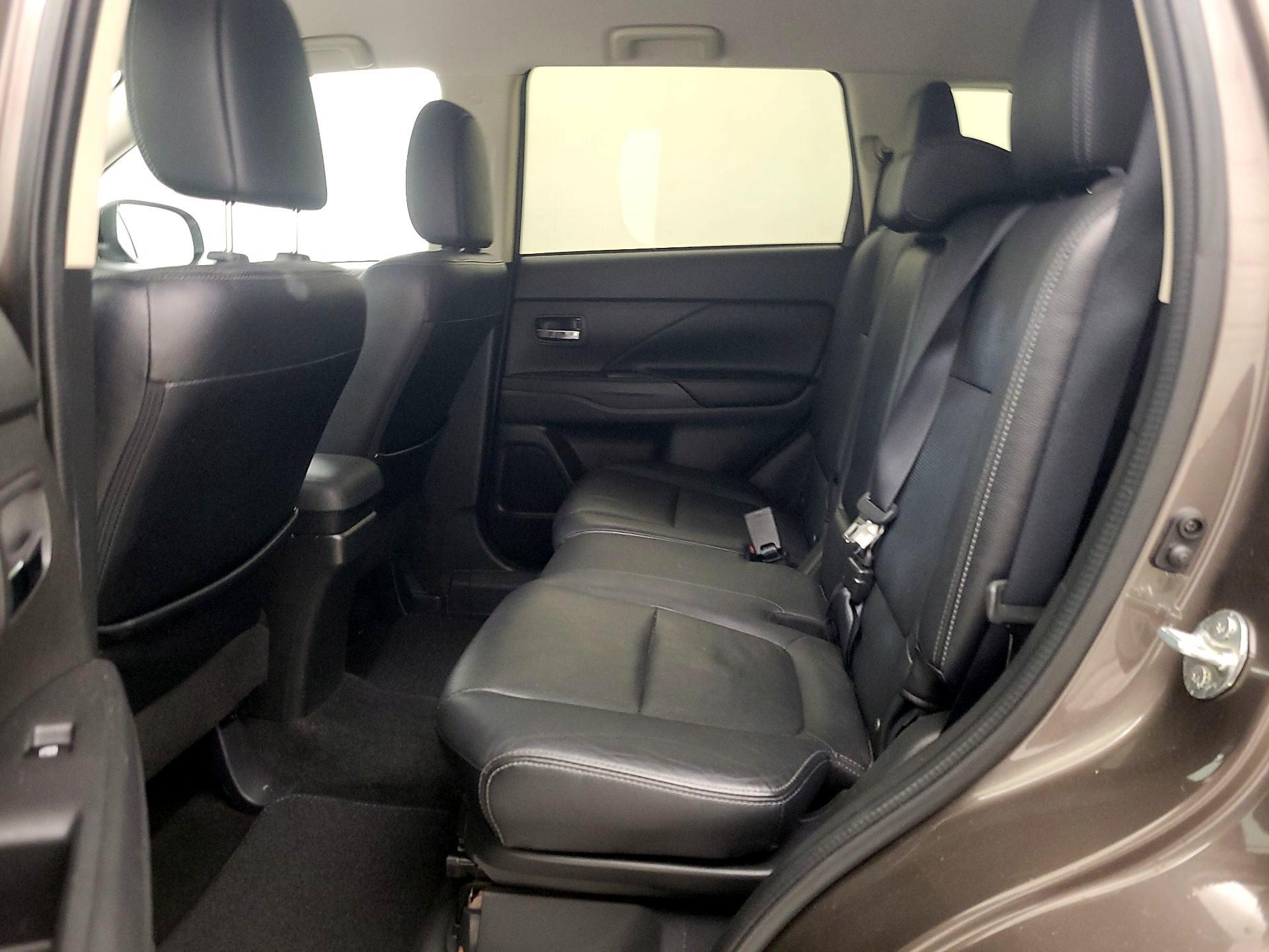 Thumbnail: 2016 Mitsubishi Outlander - 19