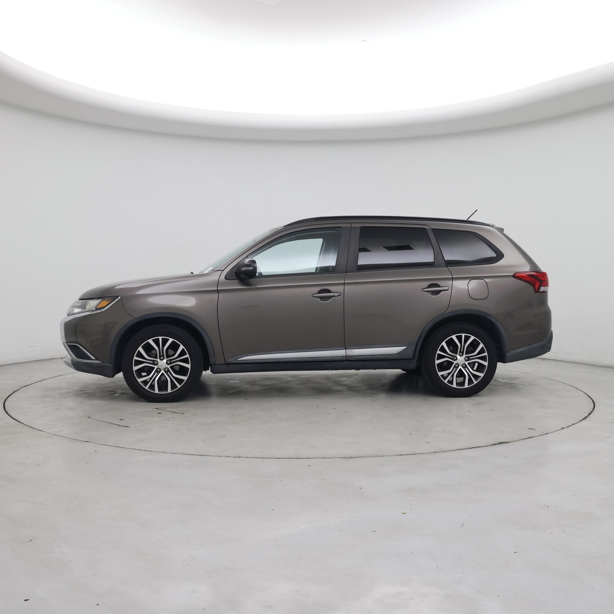 Thumbnail: 2016 Mitsubishi Outlander - 3