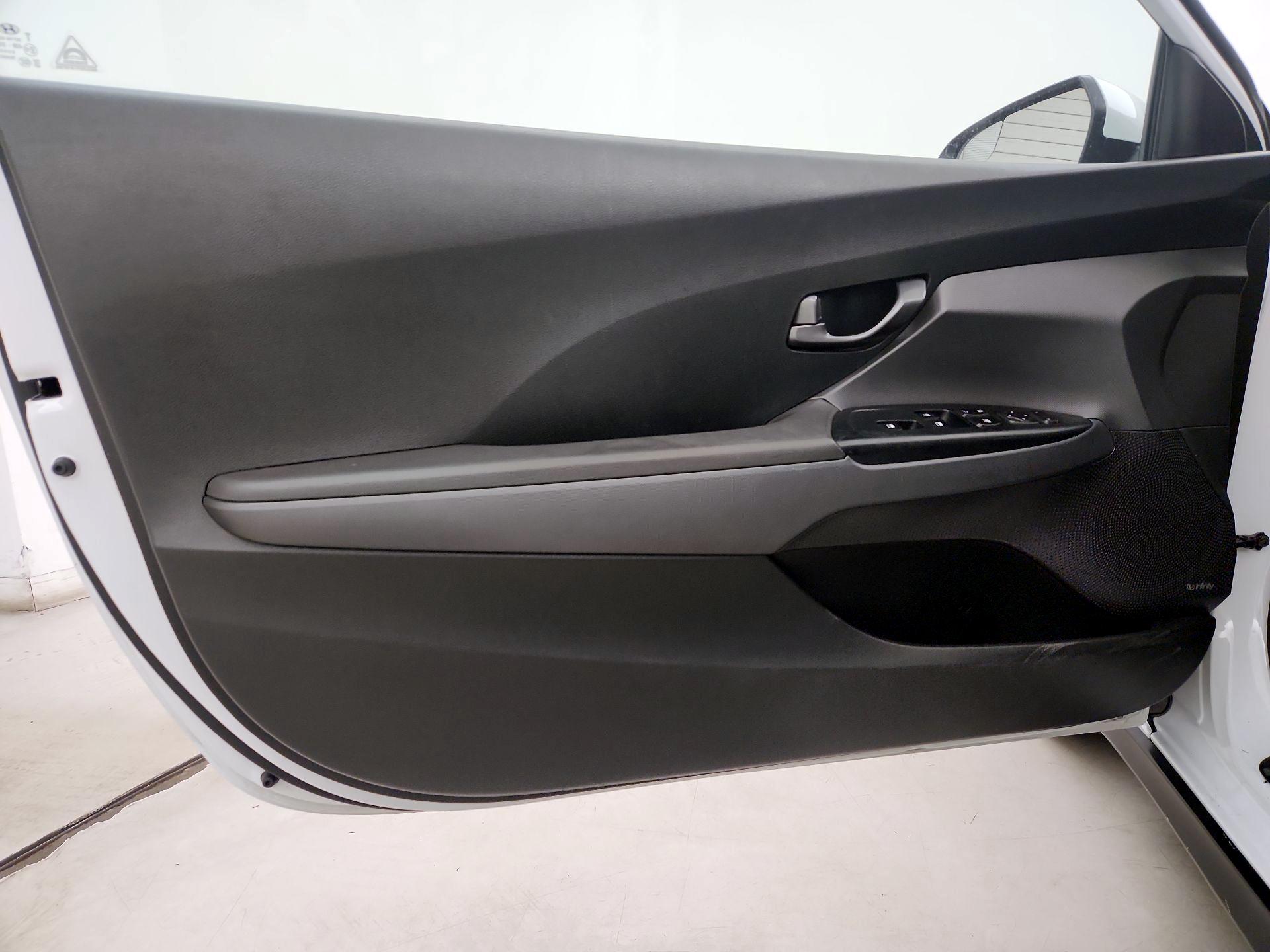 Thumbnail: 2019 Hyundai Veloster - 12