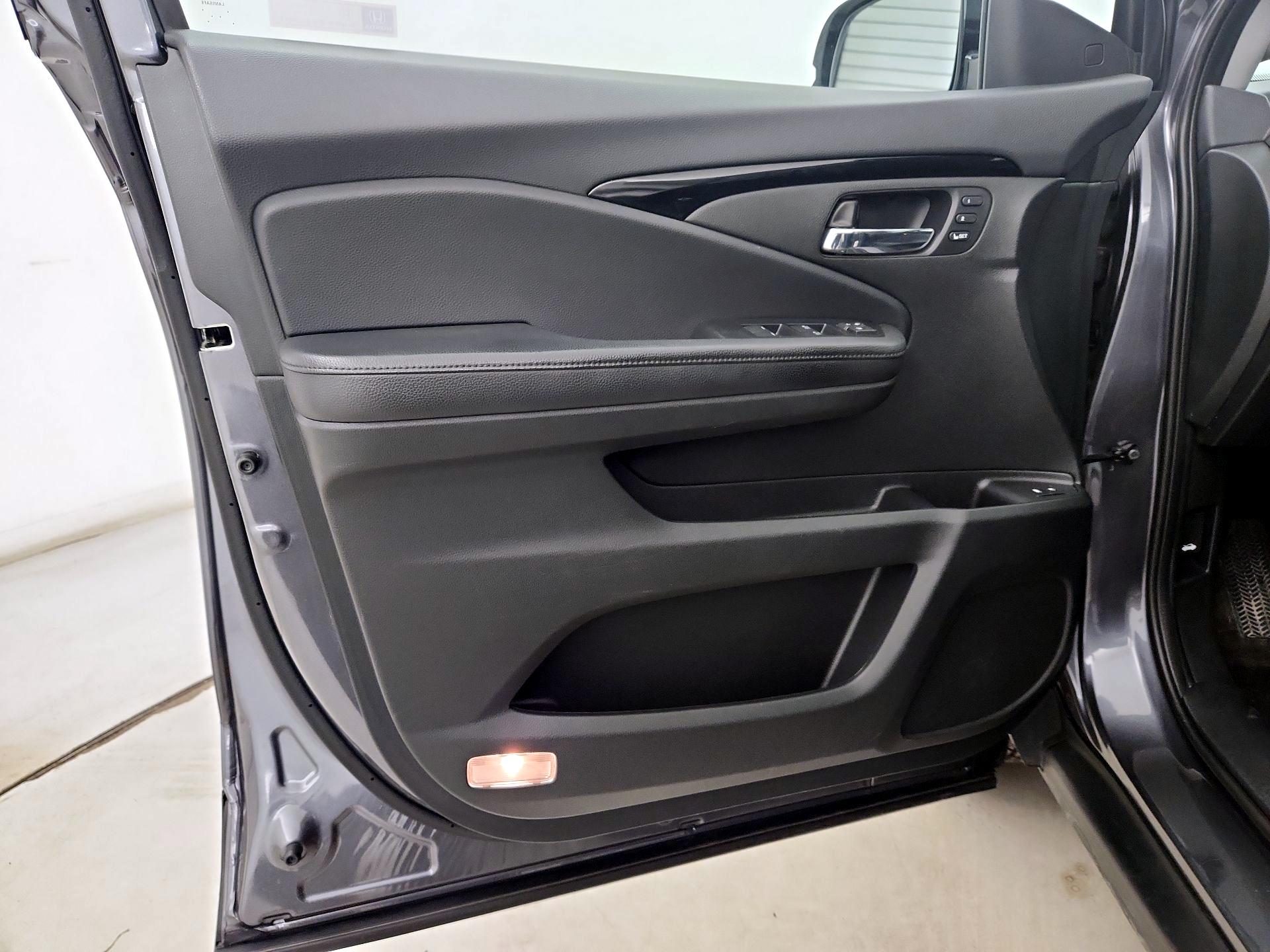 Thumbnail: 2019 Honda Pilot - 12