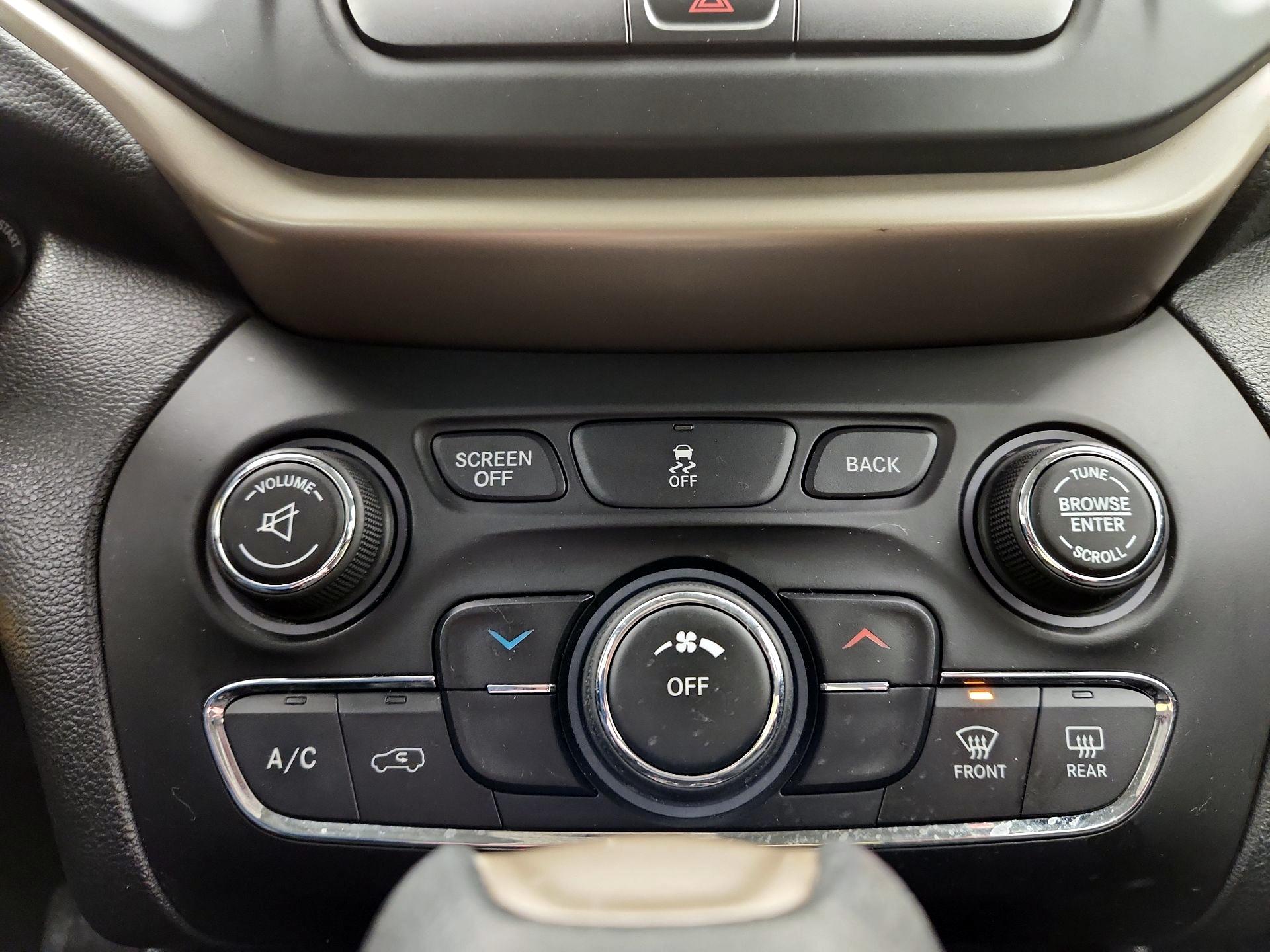 Thumbnail: 2015 Jeep Cherokee - 16