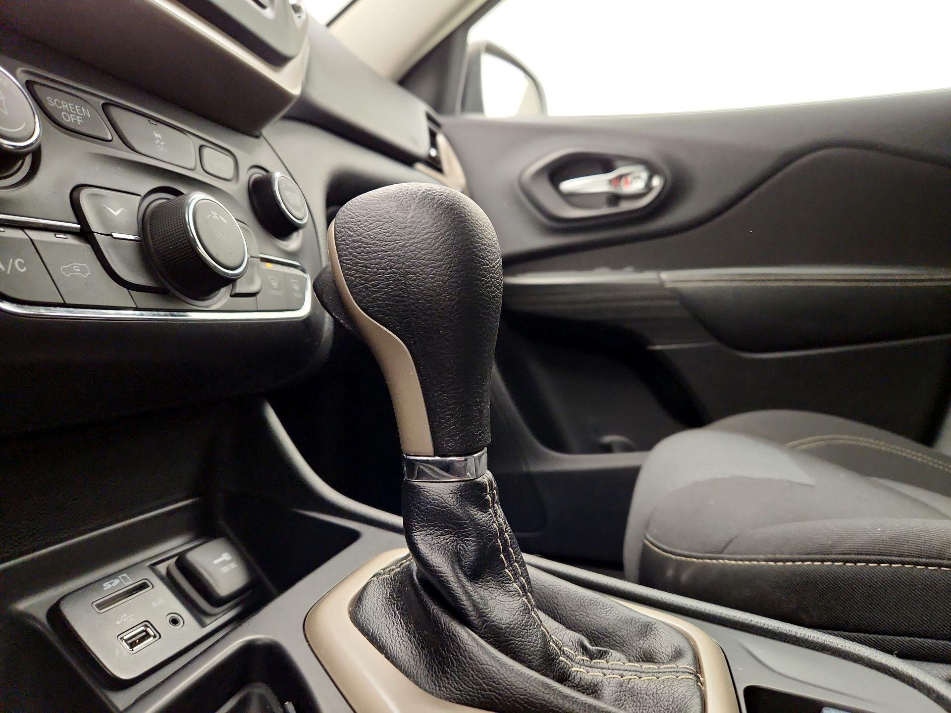 Thumbnail: 2015 Jeep Cherokee - 17