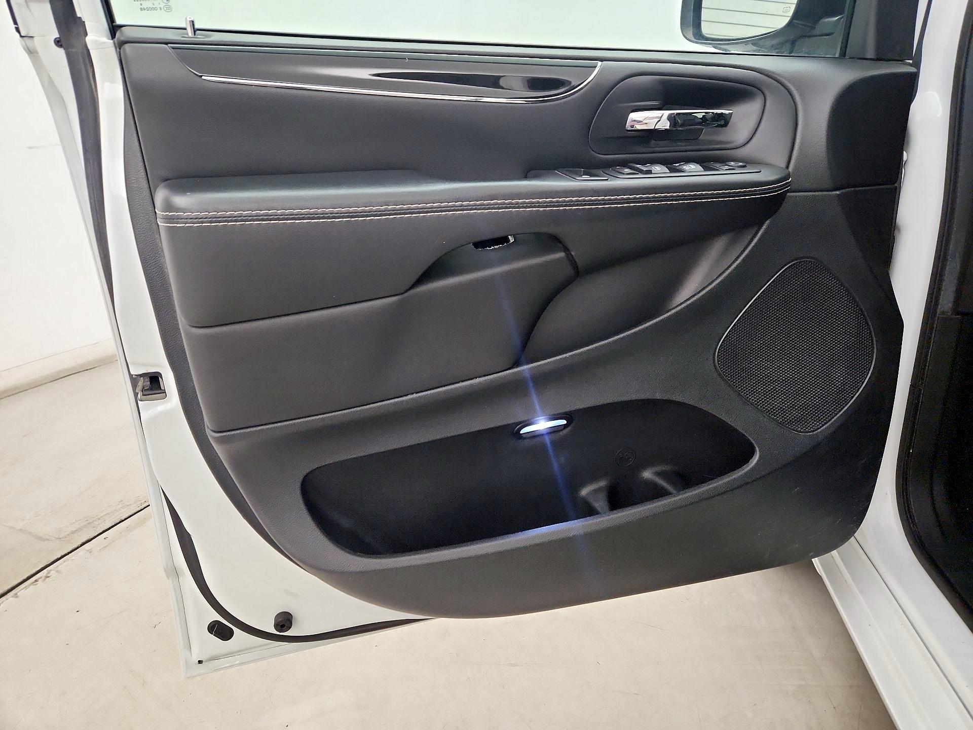 Thumbnail: 2018 Dodge Grand Caravan - 12