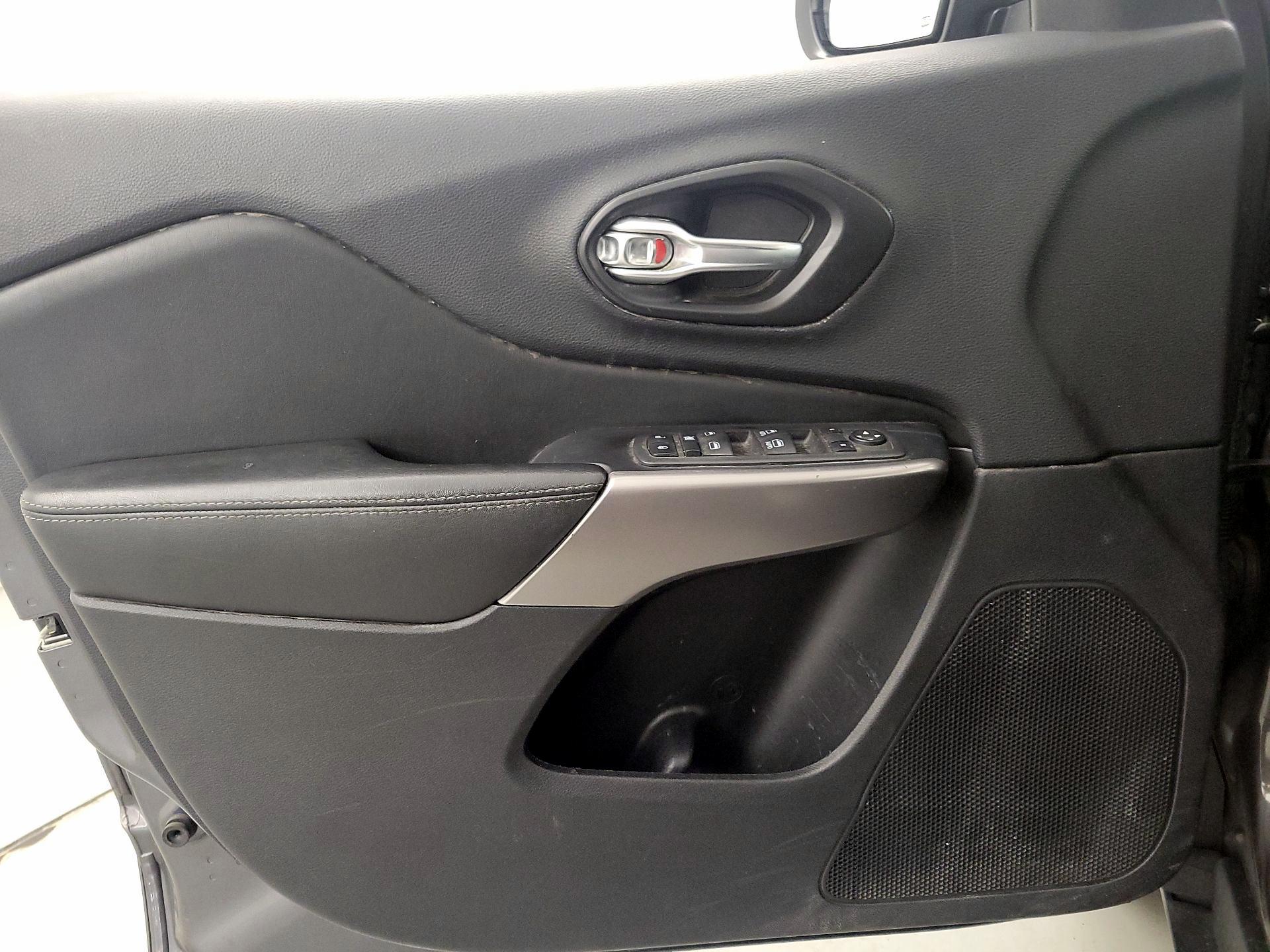 Thumbnail: 2022 Jeep Cherokee - 12