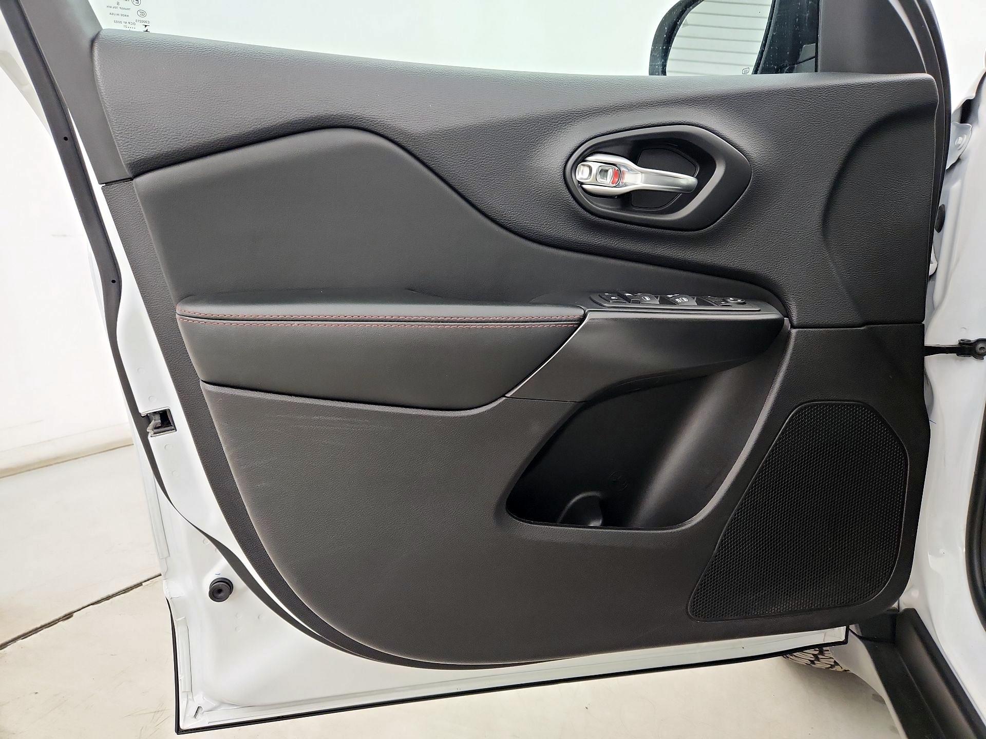 Thumbnail: 2022 Jeep Cherokee - 12