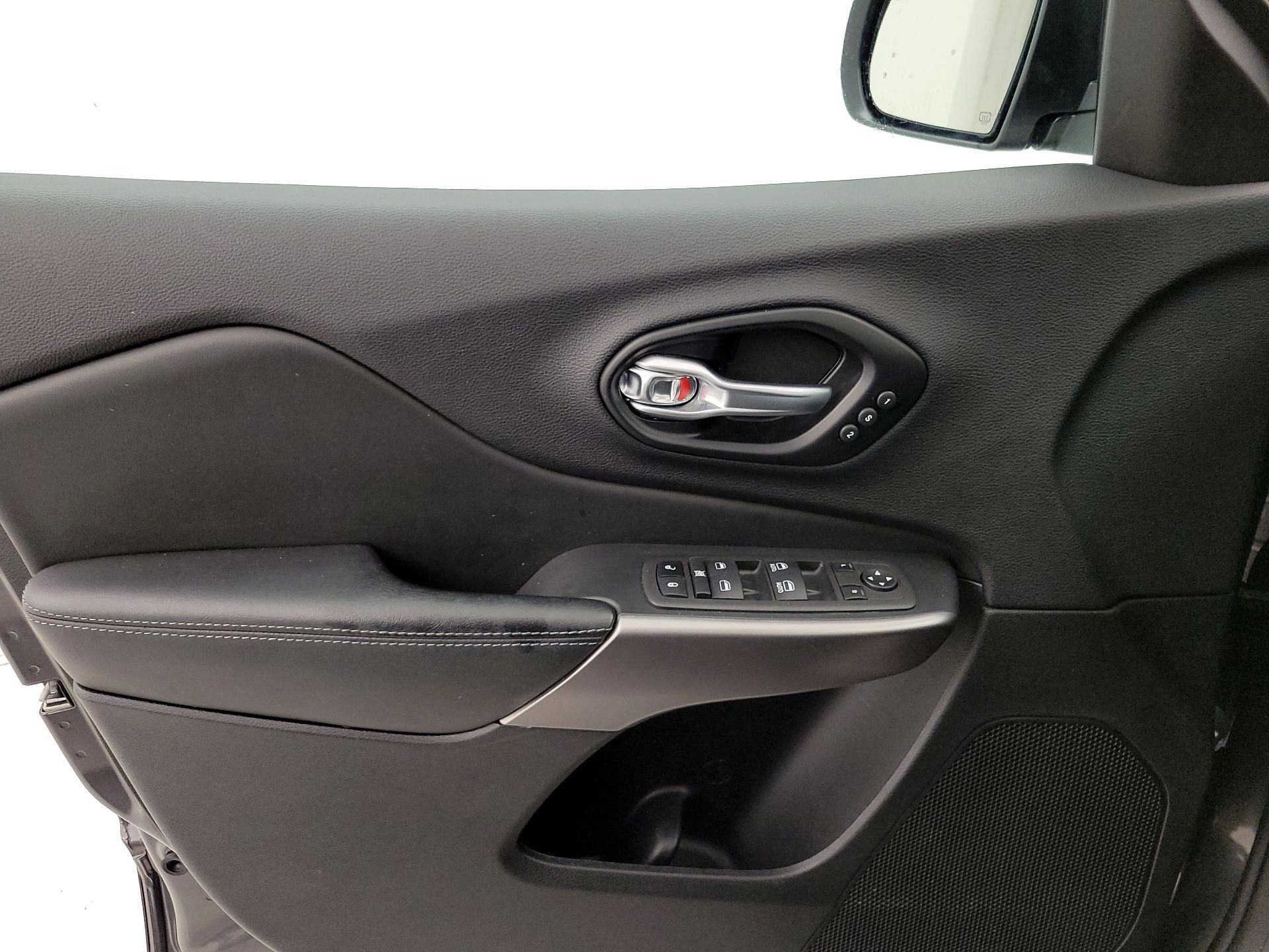 Thumbnail: 2022 Jeep Cherokee - 12