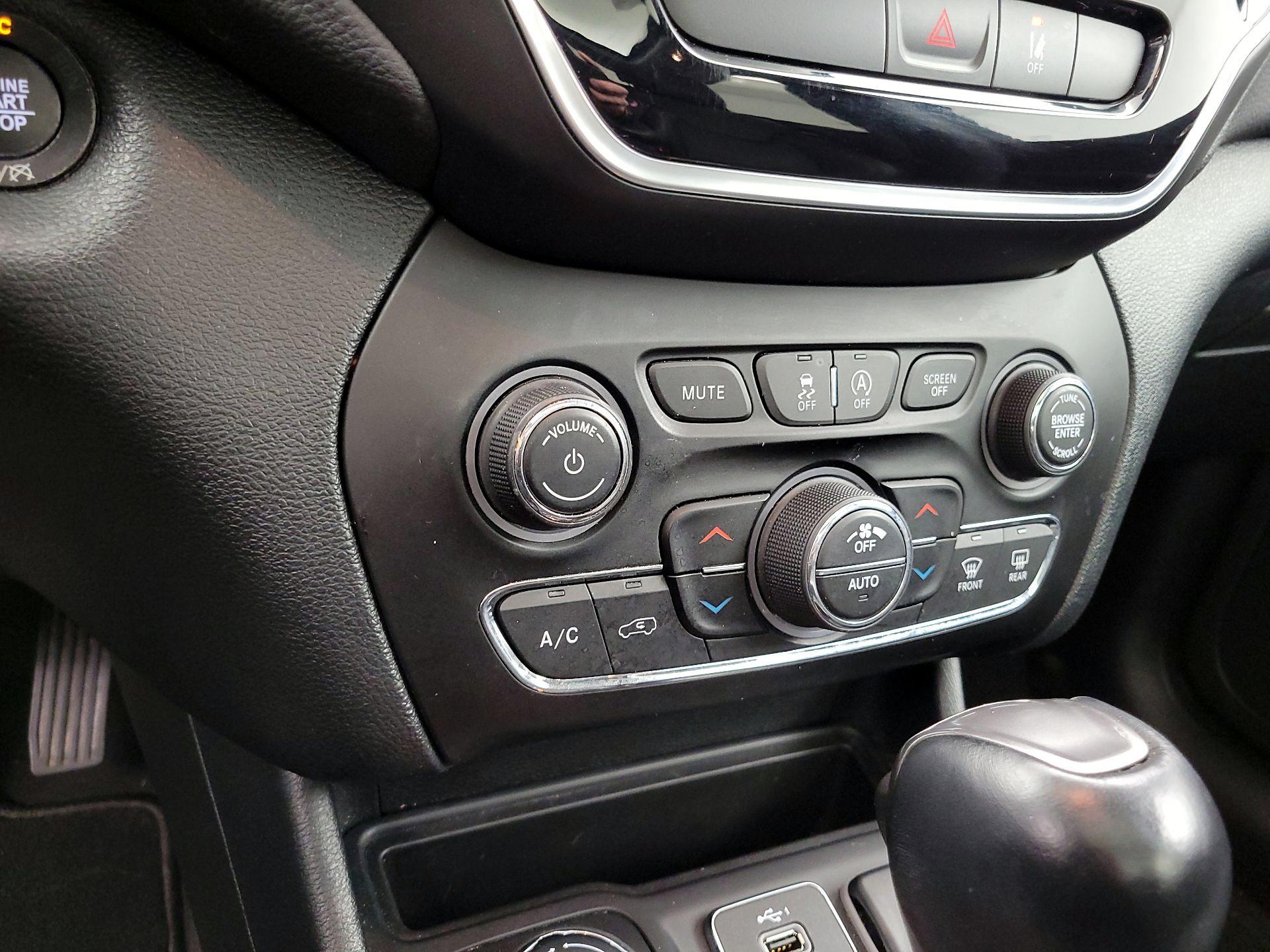 Thumbnail: 2022 Jeep Cherokee - 16