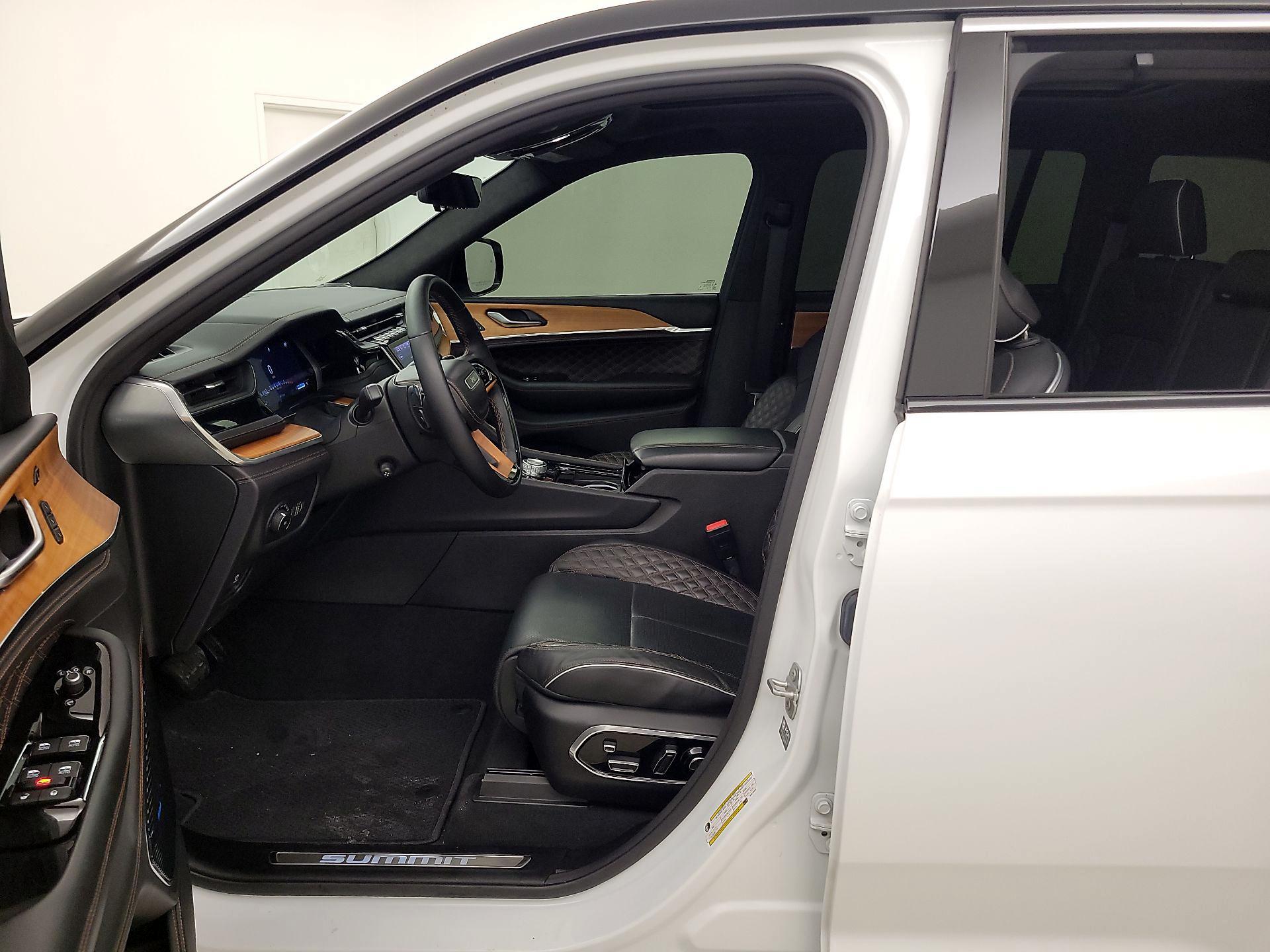 Thumbnail: 2022 Jeep Grand Cherokee - 11